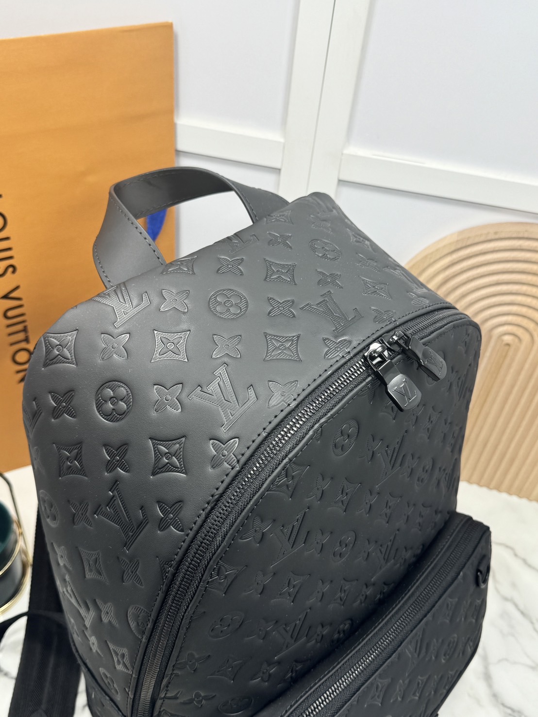 LV Racer Backpack กระเป๋าเป้สะพายหลัง รุ่นนี้สะท้อนถึงความสปอร์ตและเทห์ด้วยหนัง Monogram Shadow หนังแท้เนื้อนุ่มสีดำสง่างาม