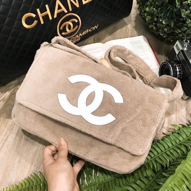 Chanel Beaute Crossbody Bag กระเป๋าถือหรือสะพายพรีเมี่ยมของเเท้จาก Chanel Cosmetic Counter VIP Gift รุ่นแนะนำวัสดุขนวูฟหนานุ่มตัดโลโก้แบรนด์หนังแก้วสวยโดดเด่น น้ำหนักเบา เปิดปิดด้วยฝาปิดกระดุมแม่เหล็ก ใบใหญ่กำลังดีใส่ ipad กระเป๋าสตางค์ใบยาว iphone เครื่อ