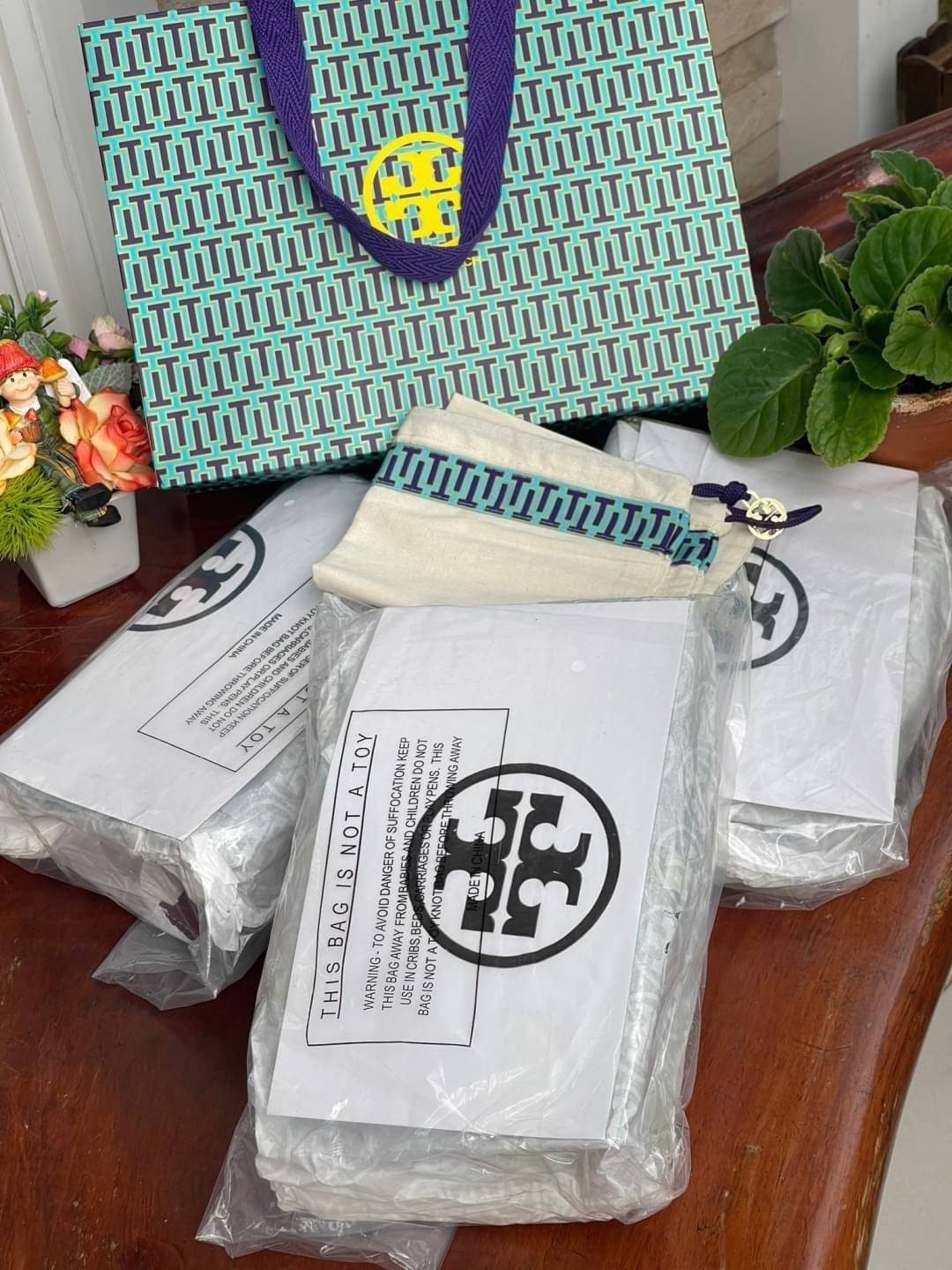 Tory burch t monogram jacquard mini pouchette ปังไม่หยุดกับลวดลาย T Monogram ที่มารังสรรค์ลงบนไอเท็มต่างๆ ในคอลเล็กชั่นต่างๆ สำหรับในรุ่นนี้มาในทรง mini pouchette ที่ได้ดีไซน์น่ารักๆแบบลุคช์ไฮโซ ที่สามารถปรับสายสั้นยาวได้ด้วยกระดุมสแน็ป ต่างออกไปกับคอลเลค