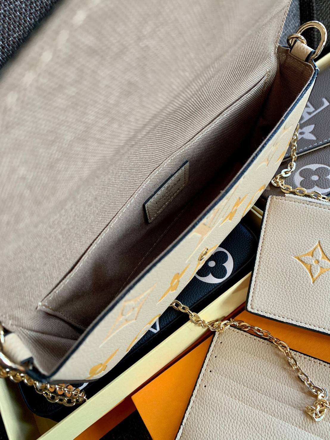 VIP 】Louis Vuitton Pochette Felicie ใบจริงหนังสวยมากๆค่า! ✔️กระเป๋าแบบคลัท มีสายสะพายโซ่มาให้ด้วยค่ะ ✔️หนังแกะสังเคราะห์อย่างดี ลายหนังสวย ปั้มลายแบรนด์ทั้งใบ ✔️รุ่นนี้มาพร้อมกระเป๋าเล็ก สำหรับใส่บัตรได้1ใบ//ใส่ธนบัตรแบบมีซิปรูดอีก1ใบ