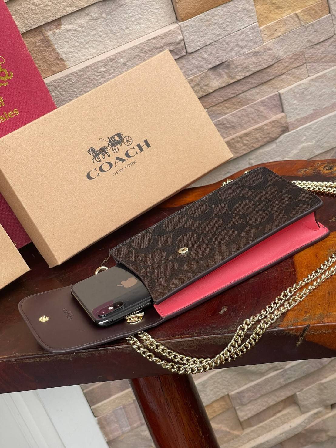 COACH PHONE CASE CROSSBODY BAG ((73486//76988//76357//39955//91046)) COACH NORTH/SOUTH CROSSBODY IN SIGNATURE CANVAS กระเป๋าใส่โทรศัพท์รุ่นนี้ มีความโดดเด่นทั้งดีไซน์และคุณสมบัติในการใช้งาน ด้วยลวดลายที่มีซิกเนเจอร์เป็นเอกลักษณ์แล้ว ด้านหลังยังมีช่องใส่กา