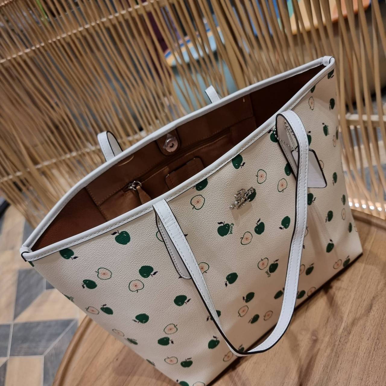 OUTLET 】COACH C4119 CITY TOTE WITH APPLE PRINT COACH CITY TOTE WITH POPSICLE PRINT C4277 แจกความน่ารักสดใส ด้วย 2 รุ่น กับเหล่าแอปเปิ้ลเขียวที่ยกมาทั้งสวน!! และลวดลายไอศครีมโทนชมพูแสนหวาน ดีไซน์ดึงดูดความสนใจได้ดีเลยทีเดียว กระเป๋าทรงช็อปปิ้งใบใหญ่ ที่จุย