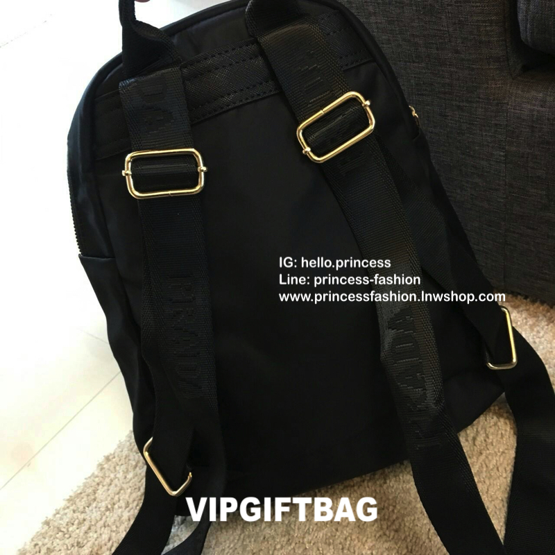 ใช้ได้ทั้งหญิงชาย!! อย่ารอช้า รีบคว้าด่วน Don't Miss! PRADA NYLON BACKPACK กระเป๋าสะพายเป้ พรีเมี่ยมกิ้ฟจากเคาน์เตอร์ต่างประเทศรุ่น Limited edition ที่ฮ๊อตสุดๆ วัสดุเป็น Nylon เนื้อหนาคุณภาพดีตามแบบฉบับของแบรนด์ ขนาดกำลังดี น้ำหนักเบา ด้านหน้าเป็นลาย