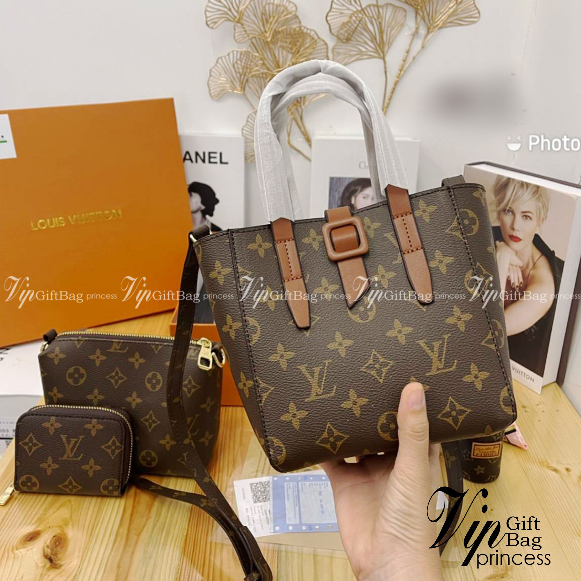 LV MINI TOTE BAG box set 5 in 1 จัดเลยค่า ชุดกระเป๋าเซ็ท4ใบ จัดเป็นพร้อมกล่องผ้าพันสวยหรูให้เป็นของขวัญคนรับถูกใจแน่นอนจ้า ทรงสวยใช้งานง่าย มีราคาดีมากค่า ขนาดกำลังดีเลยค่า ถือก็หรู สะพายก็เริสค่า box set ชวนสะสม