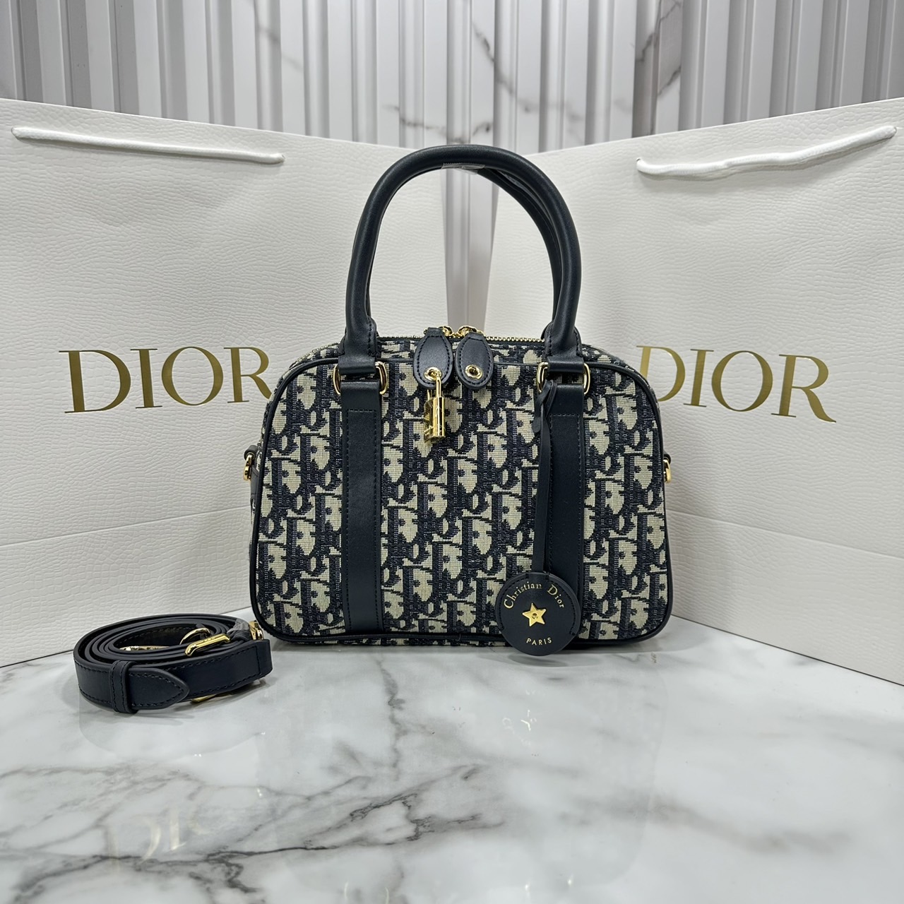 DIOR D-Vibe Bowling Bag Oblique jacquard fabric in blue กระเป๋าทรงหมอน ทรงโบว์ลิ่งทันสมัยและปราดเปรียว ใช้งานง่ายจุของได้เยอะ สวยงามเป็นเอกลักษณ์ เกรดท็อปไฮเอน 1:1 ใช้งานต่างประเทศได้