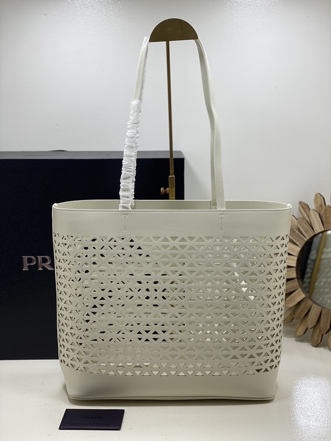 TOP ORI หนังแท้ | Prada Large perforated leather tote bag กระเป๋าทรงโท้ทใบใหญ่ ใจบางที่สุดกับคอลเลคชั่นนี้ ที่เพิ่มดีเทลความแพงด้วยการฉลุลวดลายรอบใบ ถักทอเป็นเส้นลายสานที่สวยงามมาก งานฝีมือจริงๆ