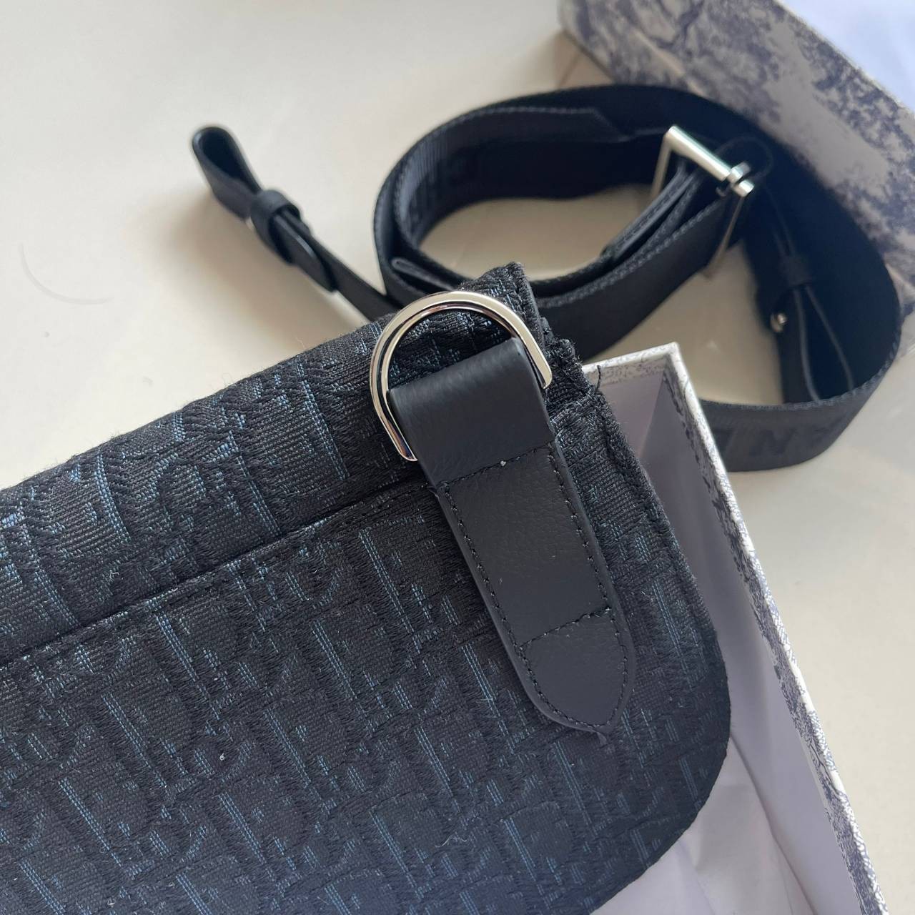 หนังแท้ CHRISTIAN DIOR SADDLE POUCH Black Dior Oblique Jacquard พร้อมส่งที่ไทย กระเป๋า Saddle pouch คู่ใจขนาดกะทัดรัดและเหมาะสำหรับใช้ในชีวิตประจำวัน วัสดุหนังแท้และผ้าแจ็คการ์ดอย่างดีทั้งใบ เกรดออริจินอลหนังแท้ทั้งใบ ภาพสินค้าถ่ายจากงานขายจริง ใช้งานต่าง