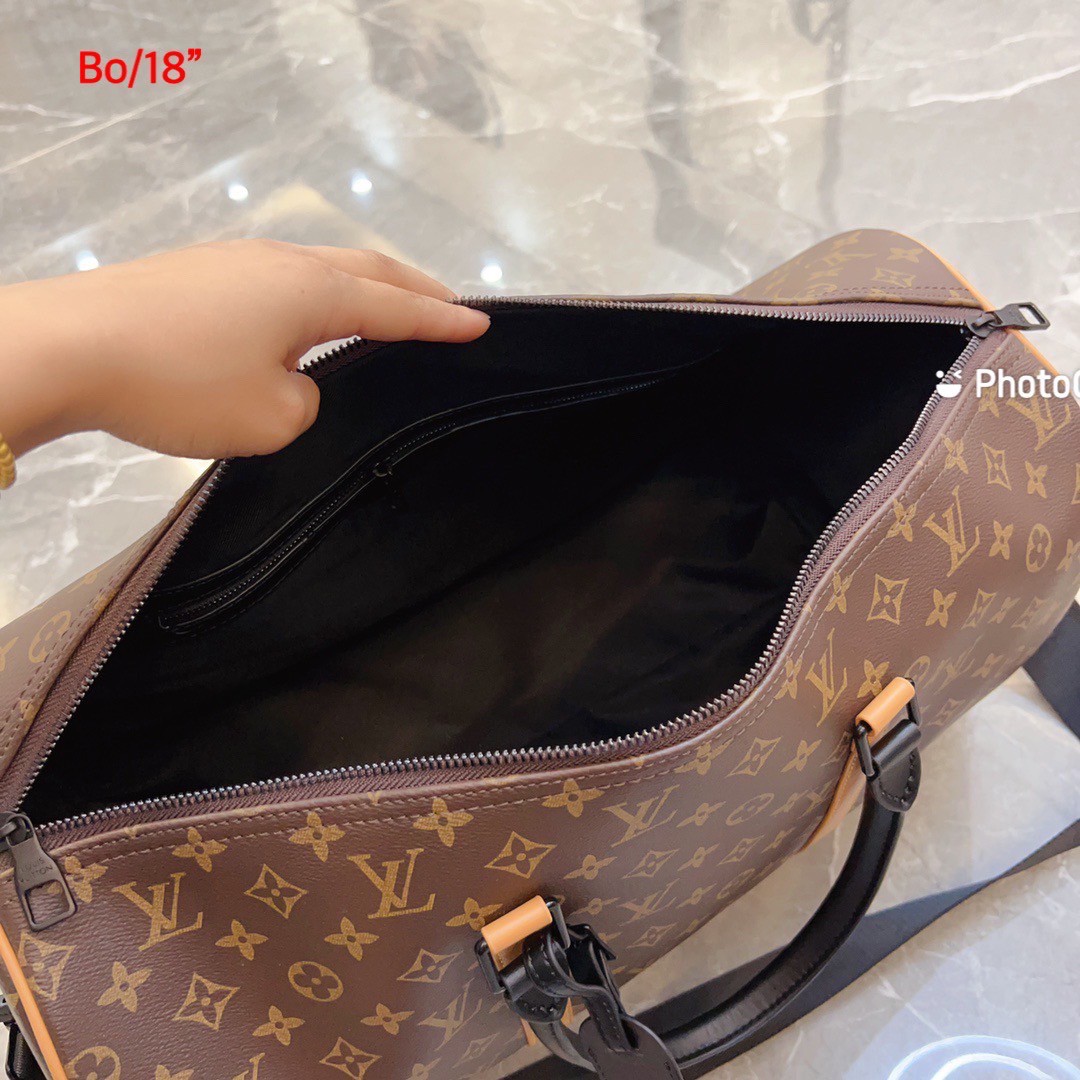 LV KEEPALL BANDOULIERE 45 Monogram / LV Travel Bag กระเป๋าเดินทางสุดคลาสสิค ทึ่ใครๆก็เฝ้ารอ ไอเท็มที่จะทำให้การเดินทางไม่ธรรมดาอีกต่อไป ด้วยดีเทลความเป็นเอกลักษณ์ เรียบแต่หรู