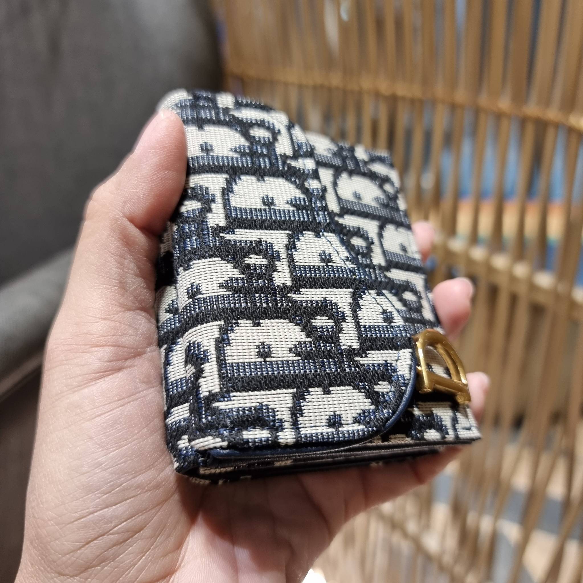 VIP 】CD MULTI WALLET WITH GWP กระเป๋าสตางค์ขนาดเหมาะมือ กะทัดรัดไม่กินพื้นที่ พรีเมี่ยมกิ๊ฟจากเคาน์เตอร์ ดีไซน์แบบพับ ใช้งานง่าย น่ารักน่าใช้จริงๆ วัสดุผ้าแคนวาสปักลาย สลับหนังแท้ภายใน ภายในมีช่องใส่บัตร ใส่ธนบัตรได้ สะดวกใช้มากๆ มาพร้อม box set ในราคาที่