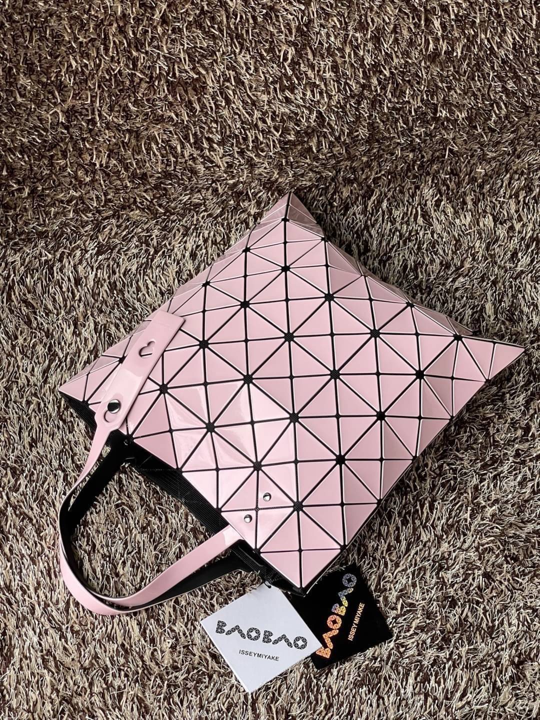 Baobao Issey Miyake 6x6 กระเป๋า Tote รุ่นนี้ถือว่าเป็นกระเป๋า Tote ไซส์กลางที่เหมาะกับการพกพาสิ่งของที่จำเป็นในทุก ๆ วัน มาพร้อมสายที่สามารถปรับได้ทั้งสองสาย และมีช่องใส่ของช่องเล็กด้านใน 1 ช่อง จุของได้เยอะแถมยังทนทาน ใช้เป็น Everyday Bag ได้เลยคะ พกพาสะ