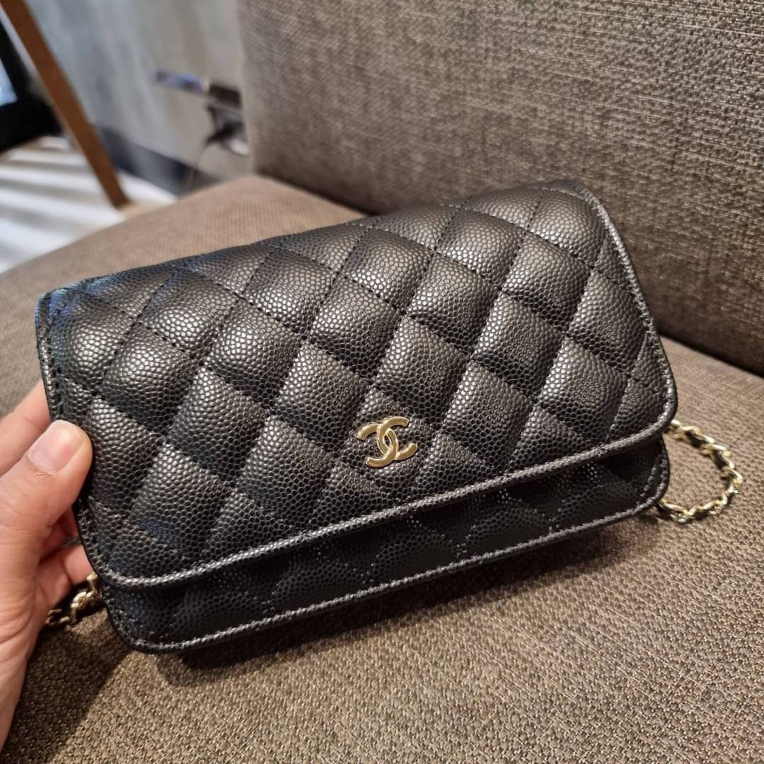 VIP 🥂 CHANEL WOC ฮอตกว่ารุ่นนี้คงไม่มีแล้ว!! เป็นรุ่นที่ถูกถามหาเยอะสุด!! ขายดีสุด!! และหมดไวมากๆ กระเป๋าสะพายข้างหนังลายคาร์เวีย มาพร้อมโซ่สะพายในตัว (ถอดออกไม่ได้) อะไหล่ทอง ดูผู้ดี้ ผู้ดี!! เปิด-ปิดกระเป๋าด้วยกระดุมแม่เหล็ก ภายในกระเป๋าเป็นช่อง