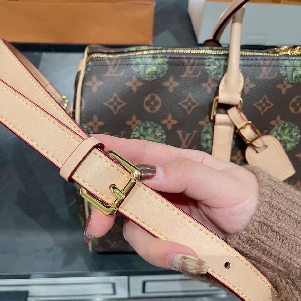 Louis Vuitton Monogram Travel Bag Luggage / LV Travel กระเป๋าเดินทาง อีกรุ่นขายดี!!! ของมันต้องมี ♡ มาใหม่ กระเป๋า TRAVEL BAG ใส่ของได้เยอะมาก ทรงสวย พิมพ์ลายชัดเจน มาพร้อมสายสะพายข้างสวยหรู ดูแพงคะ! พร้อมส่งที่ไทย