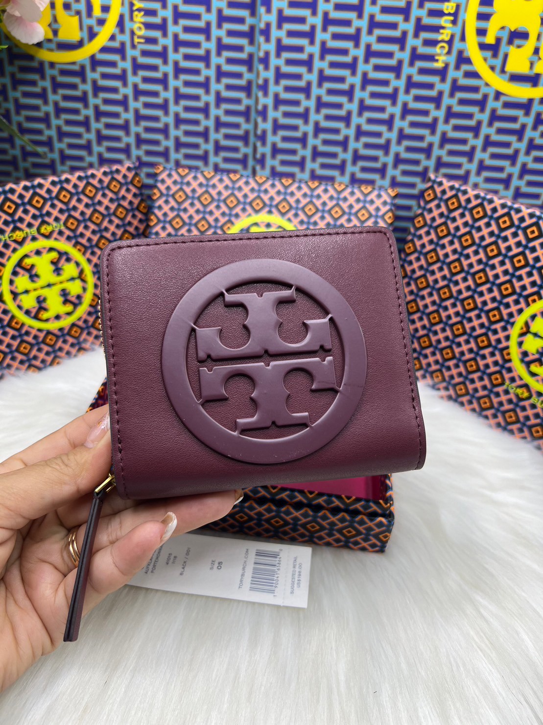 Tory Burch Charlie Mini Bi-fold Leather Wallet / Tory Wallet พร้อมส่ง กระเป๋าสตางค์ใบสั้น รุ่นใหม่ขายดี หรูหราทุกสี ดีไซน์คลาสสิค ขนาดกำลังพอเหมาะ โดดเด่นด้วยโลโก้