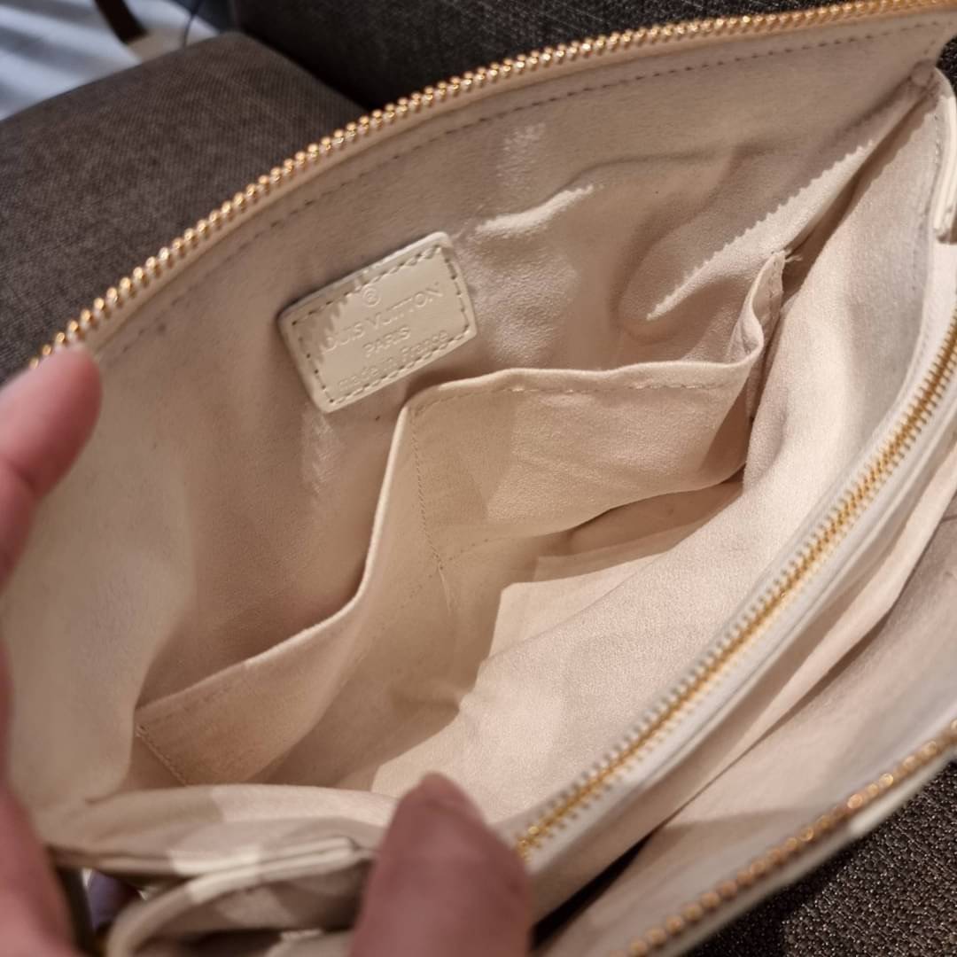 LV HANDLE POUCH MONOGRAM / LV Coussin กระเป๋าสะพายกึ่งคลัชท์ สุดล้ำ มาแรงมาก ด้วยความสวยปังตั้งแต่แรกเห็น วัสดุหนังแกะปั๊มลายสวยคม มาพร้อมสาย 2 เส้น เลิศๆ มีสายโซ่ที่มีดีเทลละเอียดไม่ซ้ำ และสายสปอร์ตครอสบอดี้ ที่จะคล้องไว้ทั้งสองเส้นก็ดีงาม หรือสลับใช้ตาม