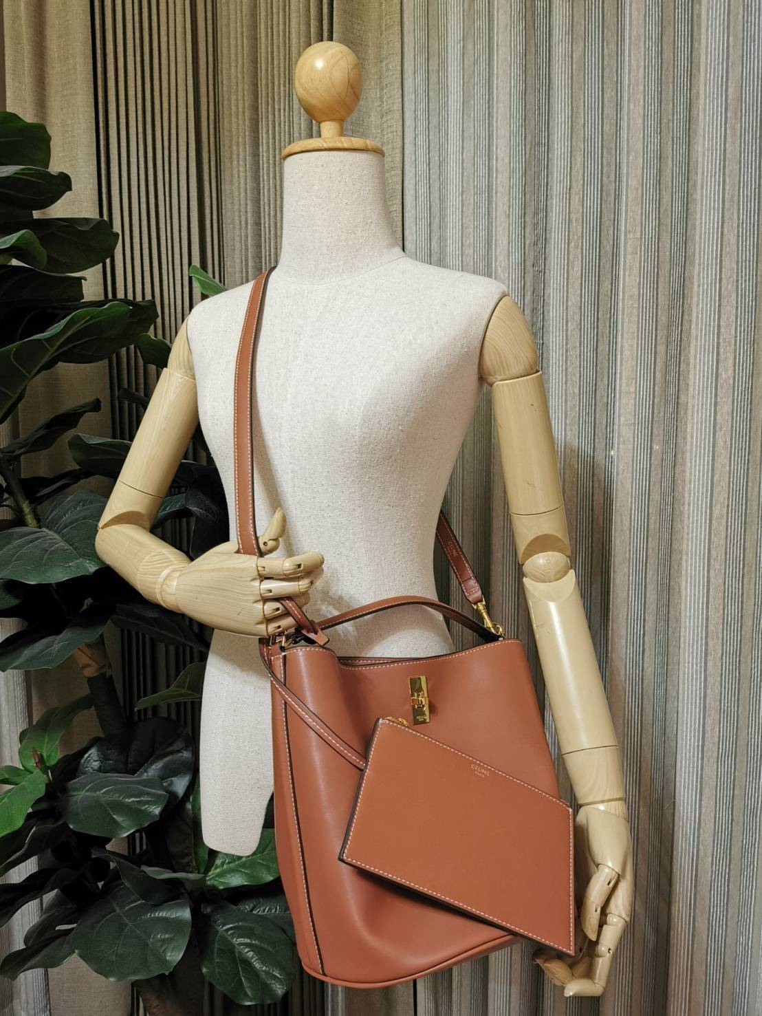 VIP 】NEW! ซื้อ1ได้ถึง2! CELINE TRIOMPHE BUCKET BAG VIP GIFT WITH PURCHASE (GWP) พรีเมี่ยมกิ๊ฟ Limited Edition จาก CELINE PERFUME DUTYFREE COUNTER วัสดุ TRIOMPHE CANVAS & CALFLEATHER ดีไซน์ทรง Bucket ใบใหญ่กำลังดี มาพร้อม Clutch ใบเล็กเข้าชุด หนังนิ่มสวยเน