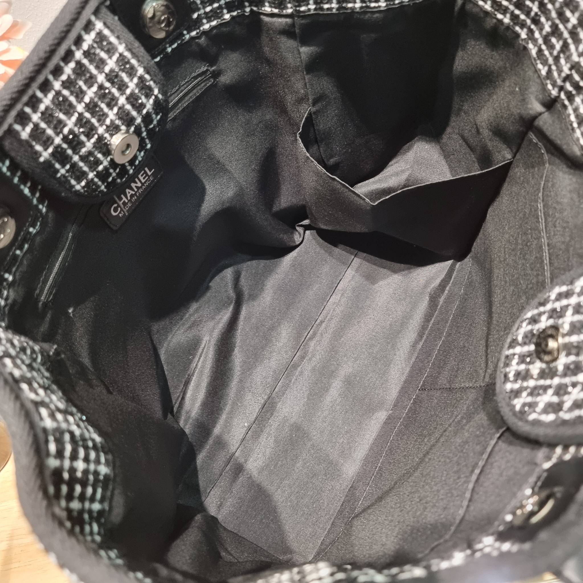 CHANEL LARGE TOTE BAG / CHANEL DEAUVILLE TOTE / CHANEL TOTE BAG กระเป๋าสะพายผ้าทวิต ทรงโท้ทใบใหญ่ ต้อนรับเทศกาลท่องเที่ยวช่วงสิ้นปีนี้ ใครมองหากระเป๋าสะพายไปเที่ยว ใบนี้น้องตอบโจทย์แน่นอน ด้วยดีไซน์โทนสีที่ใช้ได้กับทุกโอกาส และขนาดกว้างที่จุของได้แบบไร้กั