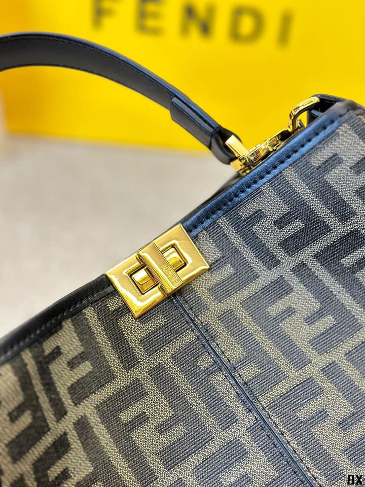 FENDI PEEKABOO XLITE TOTE Canvas Monogram Bag กระเป๋าทรงโท้ท ดีไซส์เป็นเอกลักษณ์ รุ่นหายาก ทรงสวยหรู ดูแพงเกินเบอร์!!