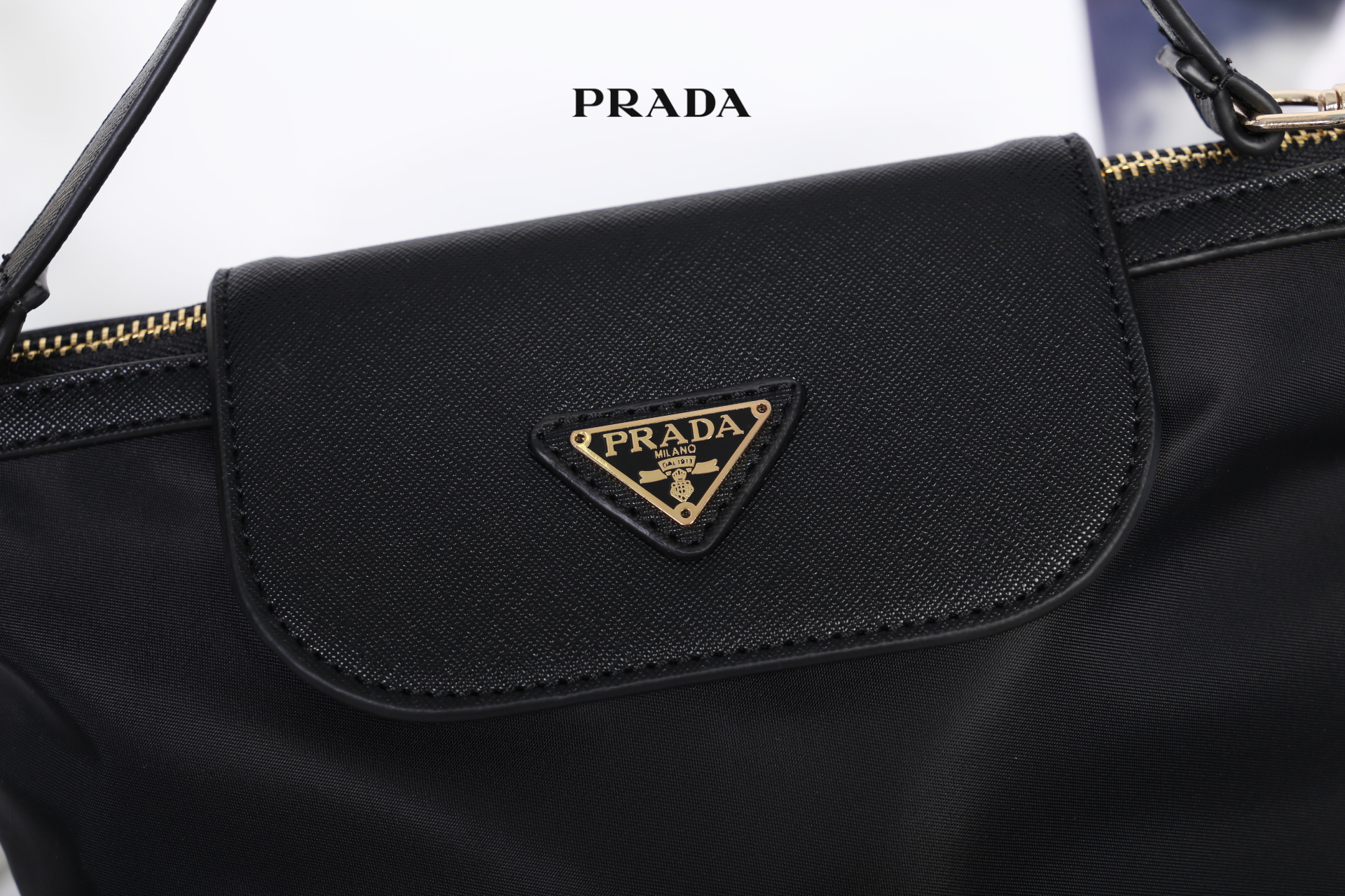 PRADA MINI WITH ZIP / PRADA nylon crossbody bag วัสดุ Nylon เนื้อหนาคุณภาพดีตามแบบฉบับแบรนด์ ด้านหน้าประดับโลโก้แบรนด์ สามารถสะพายได้ 2 แบบ