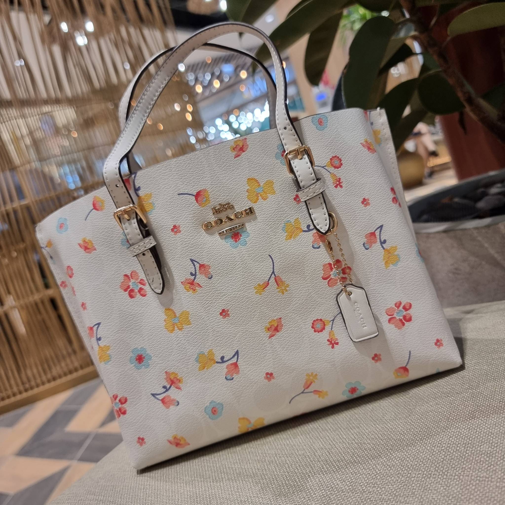 COACH C8612 MOLLIE TOTE 25 IN SIGNATURE CANVAS WITH MYSTICAL FLORAL PRINT คอลใหม่ล่าสุด ยังไม่เข้า shop ไทย สวยๆแบบไม่ต้องรอพรีฯให้ยาวนาน กับกระเป๋าโท้ทไซส์เล็กที่สาวๆต่างก็ต้องปักใจรัก สวยสมใจ ดีไซน์ลวดลายดอกไม้ คละเคล้าเต็มใบ ดูละมุน สดใส น่าใช้สุดๆ วัส