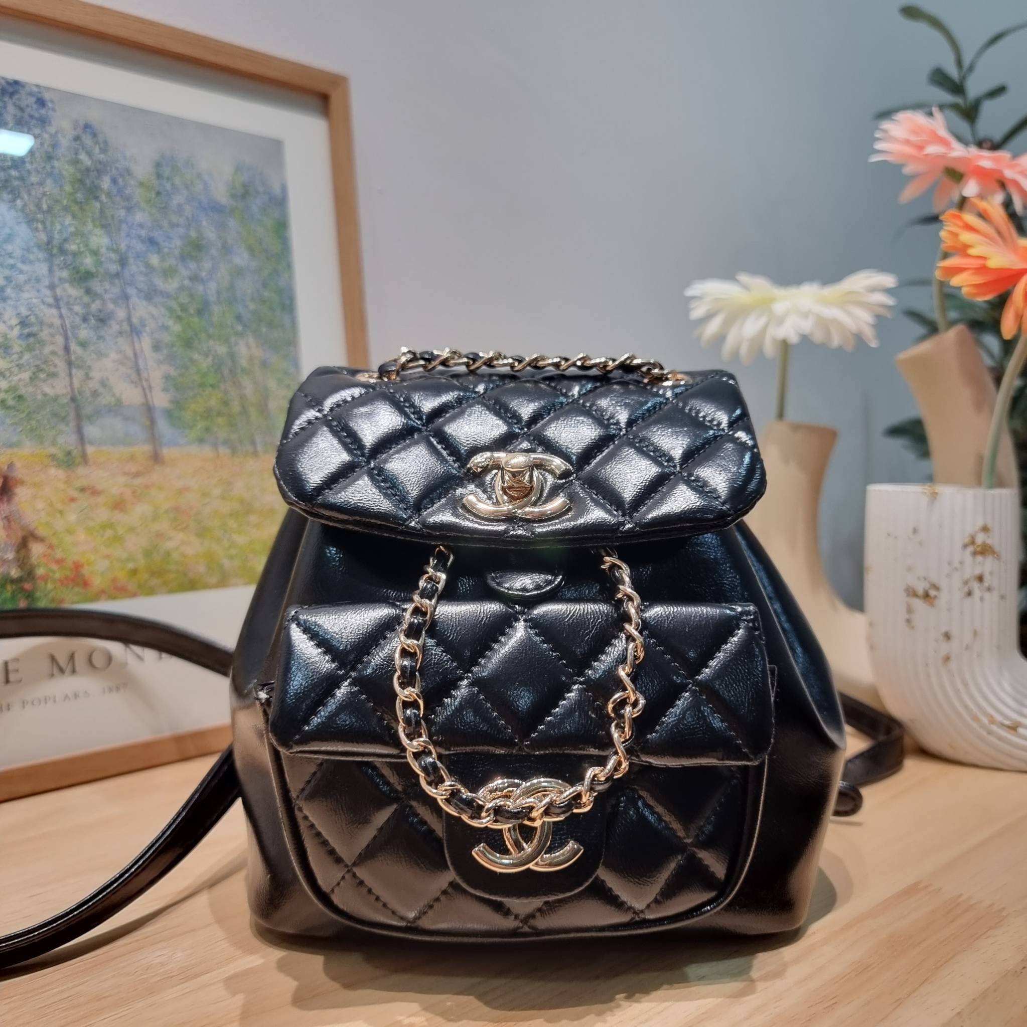 Chanel mini duma backpack กระเป๋าเป้ ไซส์มินิ สุดฮอต น่ารักน่าใช้สุดๆ ไอเท็มยอดฮิต รูปทรงทันสมัย ดีเทลความสวยมากมาย ทั้งสายรูดเก็บปาดกระเป๋า หรือจะช่องเปิดด้านหน้า ก็ดูหรูไปหมด ภายในโล่งกว้าง ใส่ของสำคัญได้