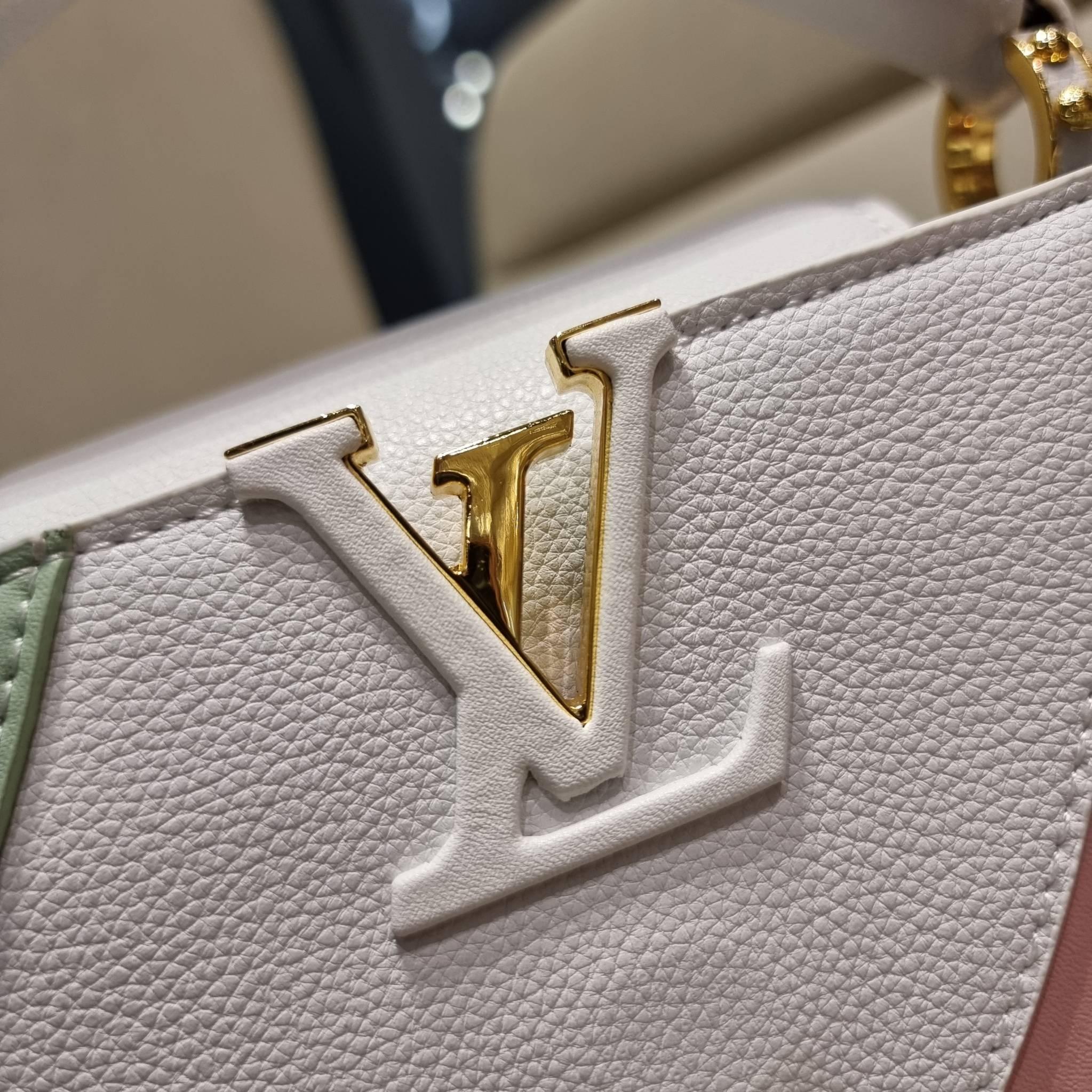 LV capucines top handle ที่สุดของความสวยในราคาเบาๆ กระเป๋าถือสุดหรู ดีไซน์ทรงคลาสสิค พร้อมลวดลายหรูหรา มาพร้อมหูจับในตัว ด้วยรูปทรงวินเทจและวัสดุหนังแท้ ขับผิว ทำให้ไอเท็มนี้สะกดทุกสายตาจริงๆ และยังมีลูกเล่นที่ฝาปิดกระเป๋า ที่สามารถปิด หรือสอดด้านใน ก็เห็