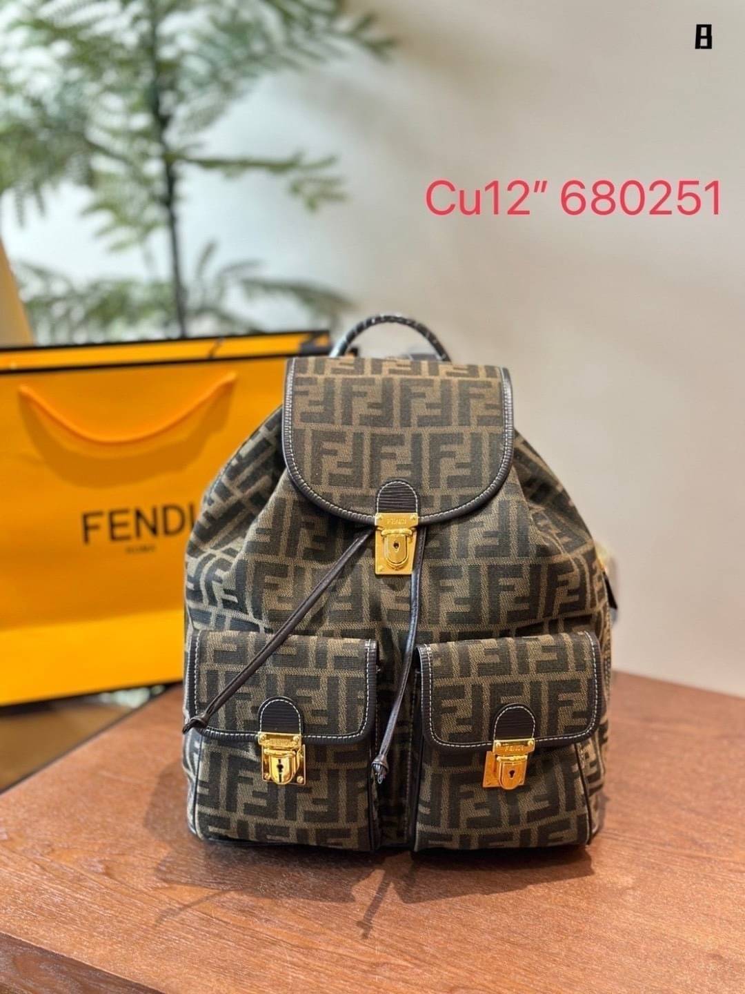 FENDI Zucca Monogram Backpack with 2 pocket กระเป๋าเป้ FF ใบใหญ่จุของได้เยอะ ภายในโล่งกว้าง พร้อมช่องใส่ของด้านหน้าสะดวกใช้งาน นานๆจะมีมาในรูปแบบเป้ให้ครอบครองกันค่า! วันไหนๆ ในไทยหรือ ตปท.ใบเดียวจบ!!