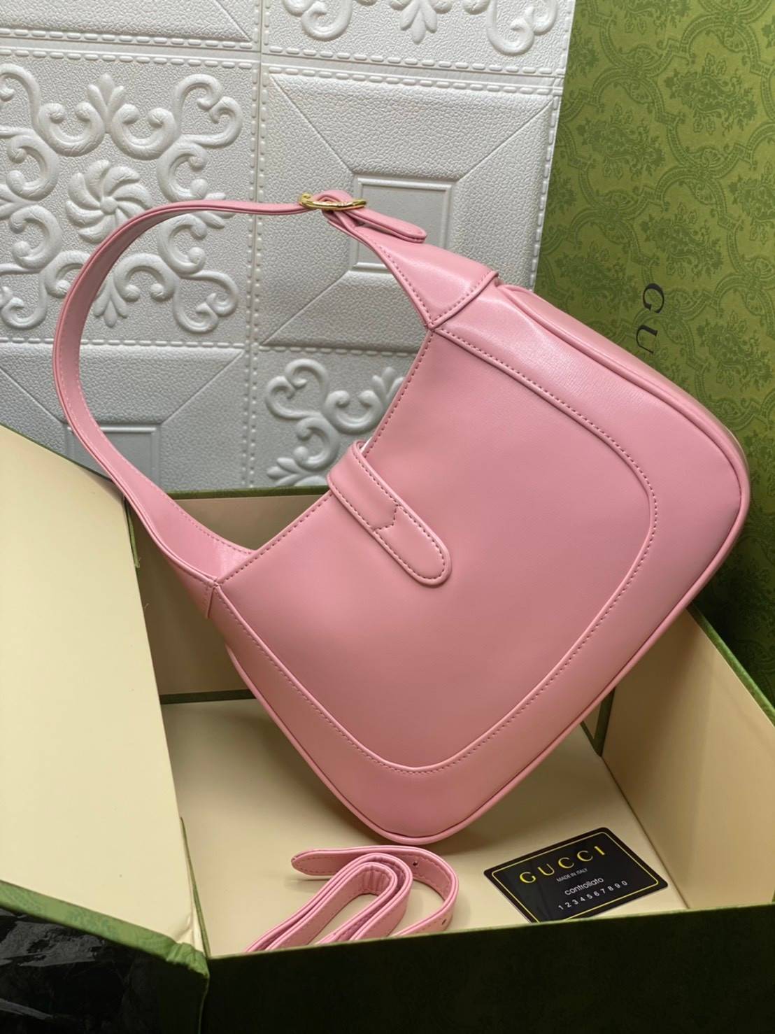 VIP GIFTbag 】หนังแท้ GUCCI Jackie 1961 mini shoulder bag กระเป่ารุ่นฮิตจาก Gucci ต้องบอกเลยว่าสำหรับสาวๆหลายคนนั้น ที่ชื่อชอบ หรือเป็นสาวกกลับแบรนด์อย่าง Gucci ต้องบอกเลยนะว่าสำหรับรุ่นนี้ห้ามพลาดไปทีเดียว บอกว่าได้เป็นตำนานควาวินเทจได้อย่างดี โดยขนาดของต