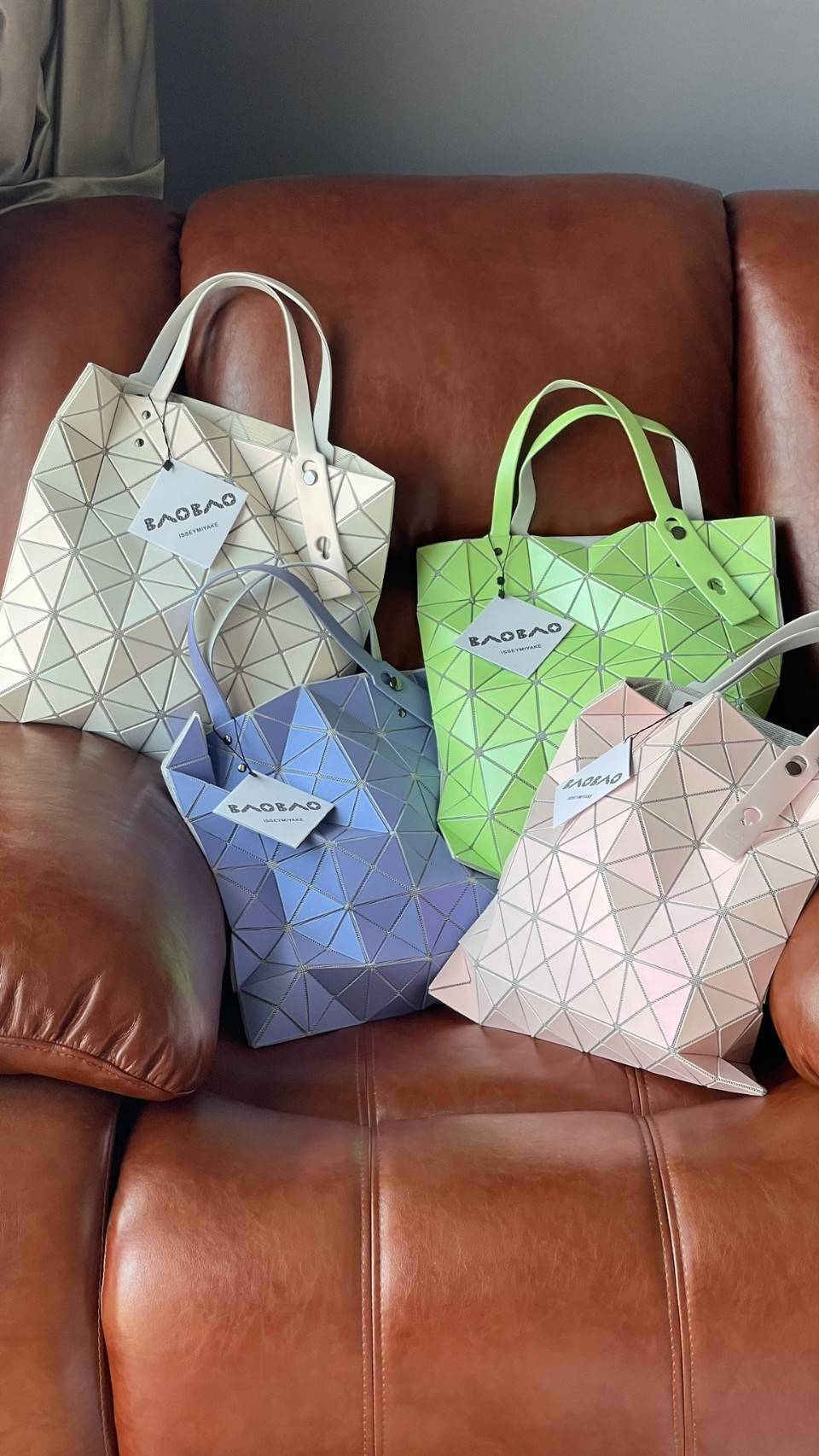 ORIGINAL 🌸 BAO BAO ISSEY MIYAKE LUCENT 6X6 matte tote bag เป็นซีรีส์ที่โดดเด่นด้วยโทนสีสว่าง โดดเด่นด้วยลักษณะต่างๆ เช่น ตาข่ายสว่างที่มองเห็นได้ผ่านช่องว่างระหว่างชิ้นสามเหลี่ยม