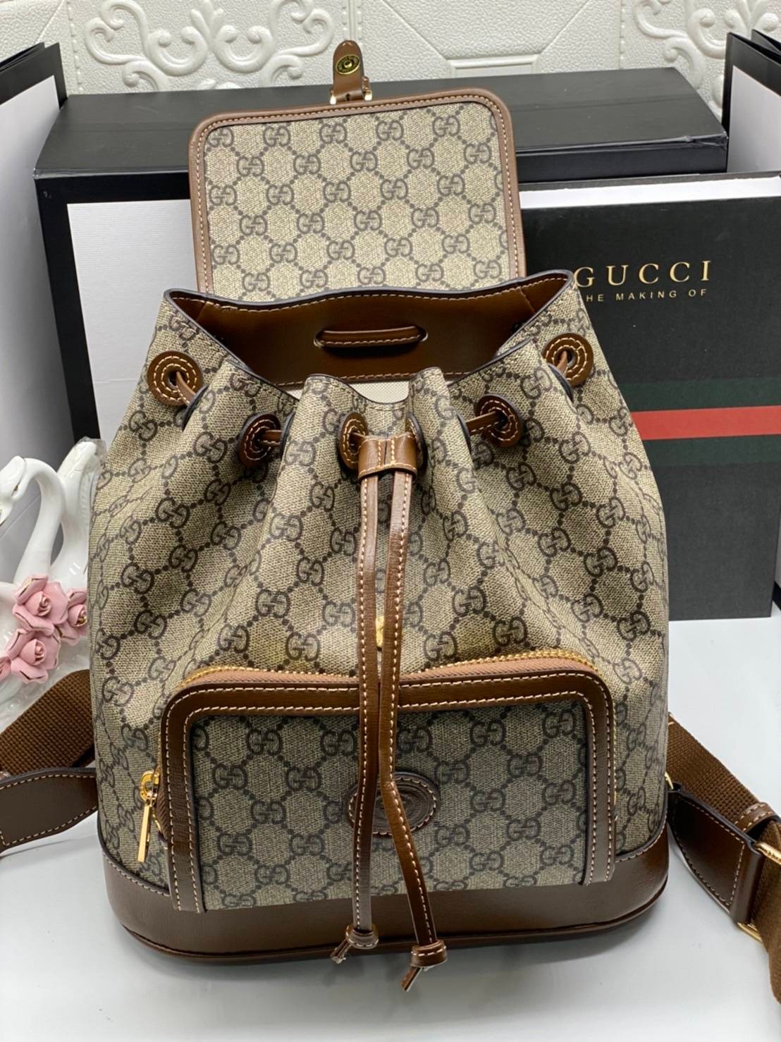 VIP 】หนังแท้ Gucci GG Supreme canvas backpack น้องน่ารักอดใจยังไงไหว!! กระเป๋าเป้สะพาย ไซส์กำลังดี รูปทรงสวยลงตัว วัสดุหนังแคนวาส ด้านหน้ามีช่องซิปปิด มีฝาปิดกันของหล่น ภายในเป็นช่องโล่ง ใส่ของสำคัญๆได้ พกแบบคิ้วท์ๆ ชิคๆ สายสะพายยังสามารถปรับตามตัวได้อีก 