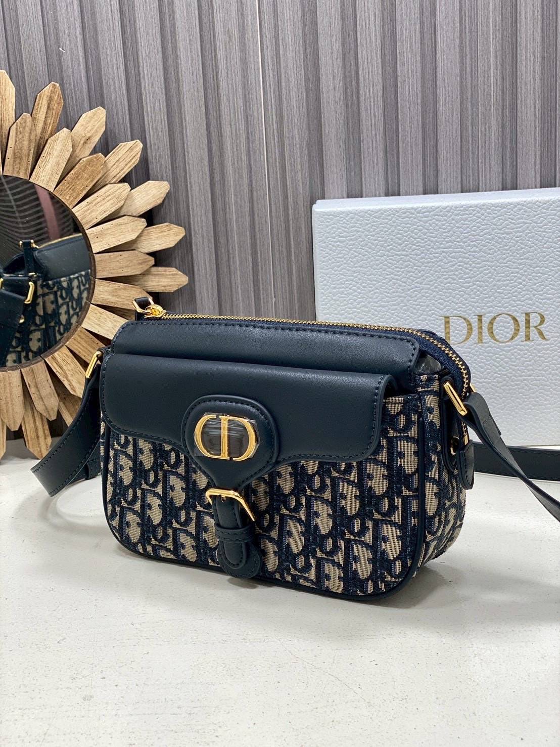 ORI หนังแท้ | DIOR Small 30 Montaigne Pocket Bag กระเป๋าสะพาย รุ่นใหม่สําหรับ Fall 2025 โดดเด่นด้วยลายเส้นอันงดงามและขนาดที่กะทัดรัด