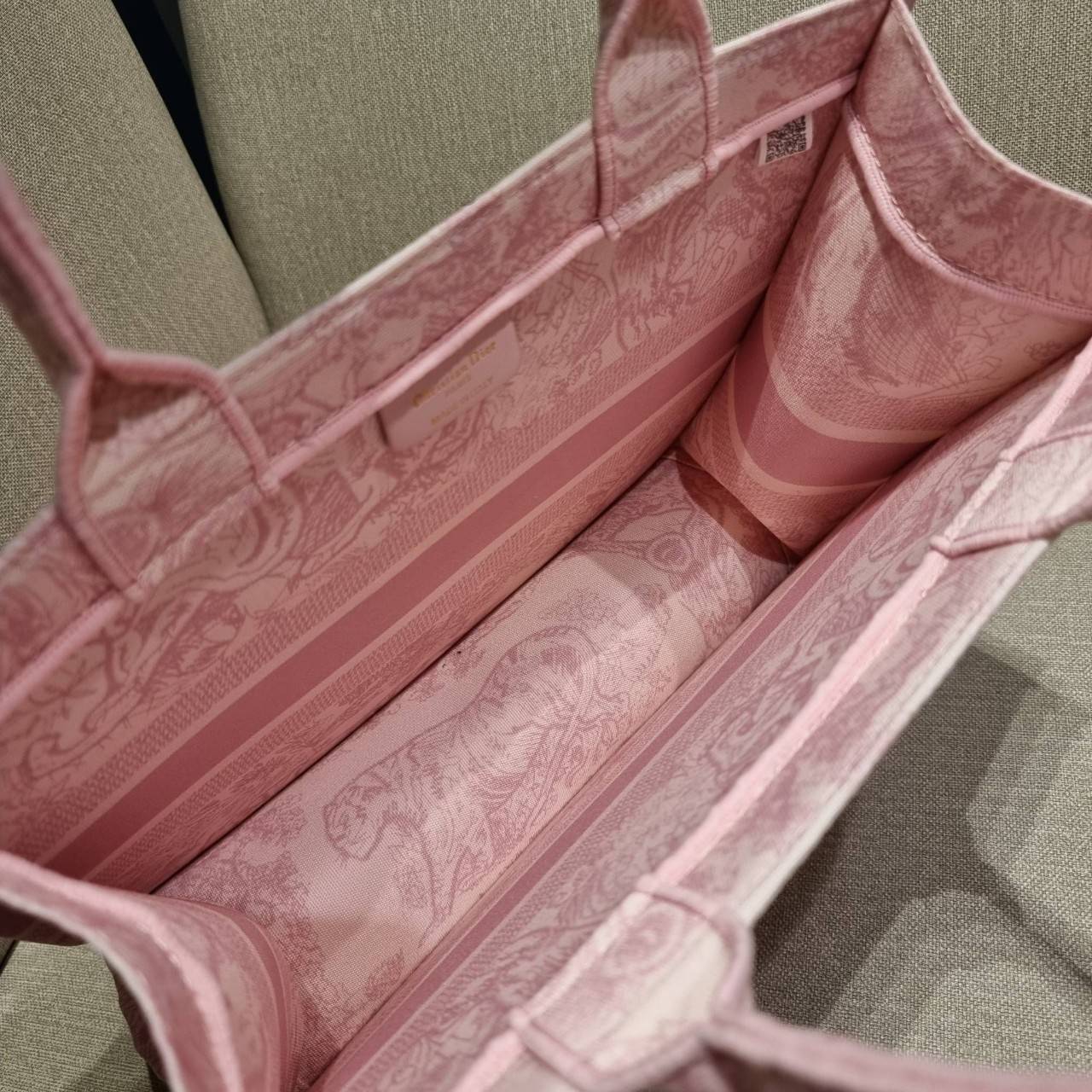 VIP 】HOT ARRIVAL!! DIOR CD SHOPPING BAG WITH GWP กระเป๋าทรงช้อปปิ้งใบใหญ่ จุใจ!! พรีเมี่ยมกิ๊ฟรุ่นดับเบิ้ลฮอต ดีไซน์คลาสสิควินเทจ สวยหรู วัสดุผ้าแคนวาสลายกราฟฟิค ภายในโล่งกว้างมากๆ ใส่ของจุสุดๆ โน้ตบุ้ค ไอแพด กระเป๋าสตางค์ มือถือ หรือเสื้อผ้ายังได้ สะพายค