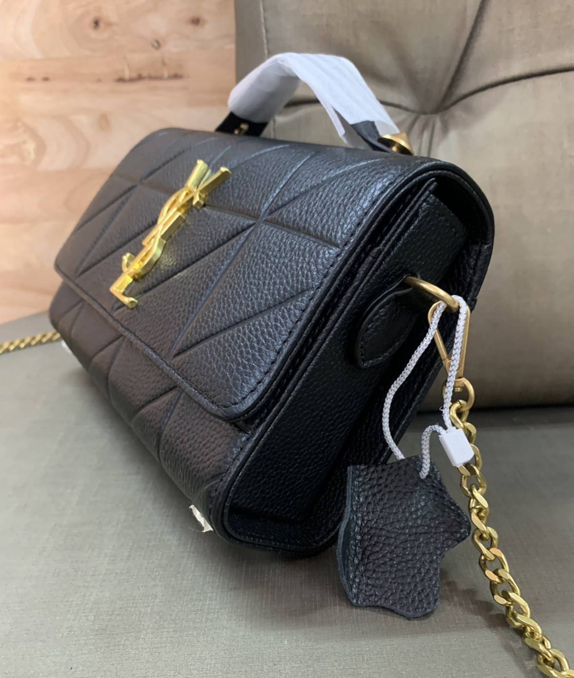 SAINT LAURENT YSL BAG VIP GIFT WITH PURCHASE (GWP) พรีเมี่ยมกิ้ฟ Limited Edition จาก YSL DUTY FREE COUNTER วัสดุหนังแกะหนังเคราะห์ ตกแต่งลวยลายตาราง ปักหมุดตรงหูหิ้ว ด้านหน้าประดับโลโก้แบรนด์YSL ขนาดกระทัดรัด หนังเงาสวย อะไหล่ทองทั้งใบ มาพร้อมสายสะพายยาวส