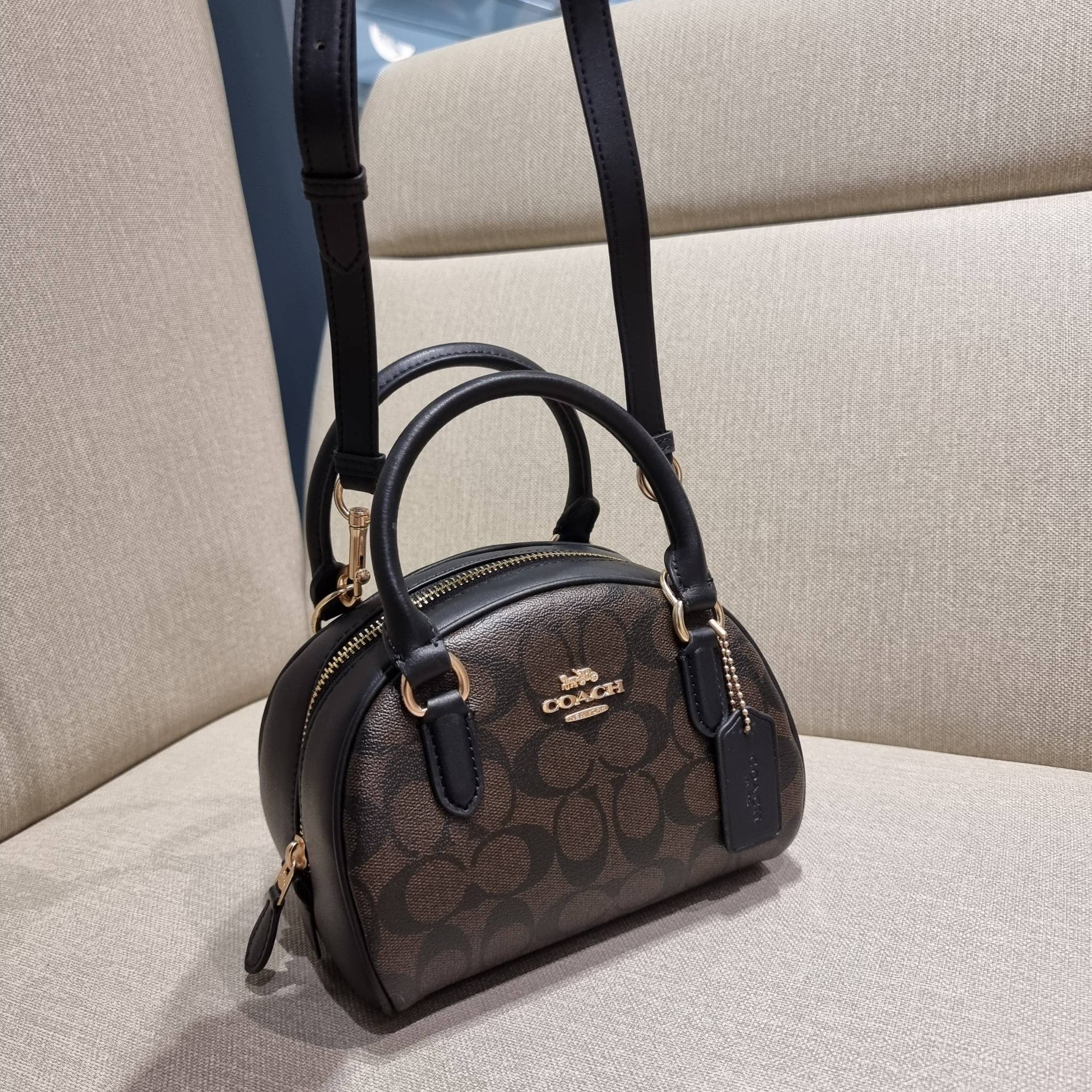 COACH SYDNEY SATCHEL BAG CA202 CA591 CB596 ใหม่ล่าสุด กับคอลที่สาวๆต้องหลงรัก กระเป๋าสะพายทรง satchel ที่มีรูปทรงดึงดูดสายตา สวยแรกเห็น วัสดุหนัง crossgrain พร้อมหูจับในตัว เปิด-ปิดด้วยซิป ภายในโล่งกว้าง ขนาดกำลังดี มีสายครอสให้ ปรับได้ตามชอบ ใบจริงลูกคุณ