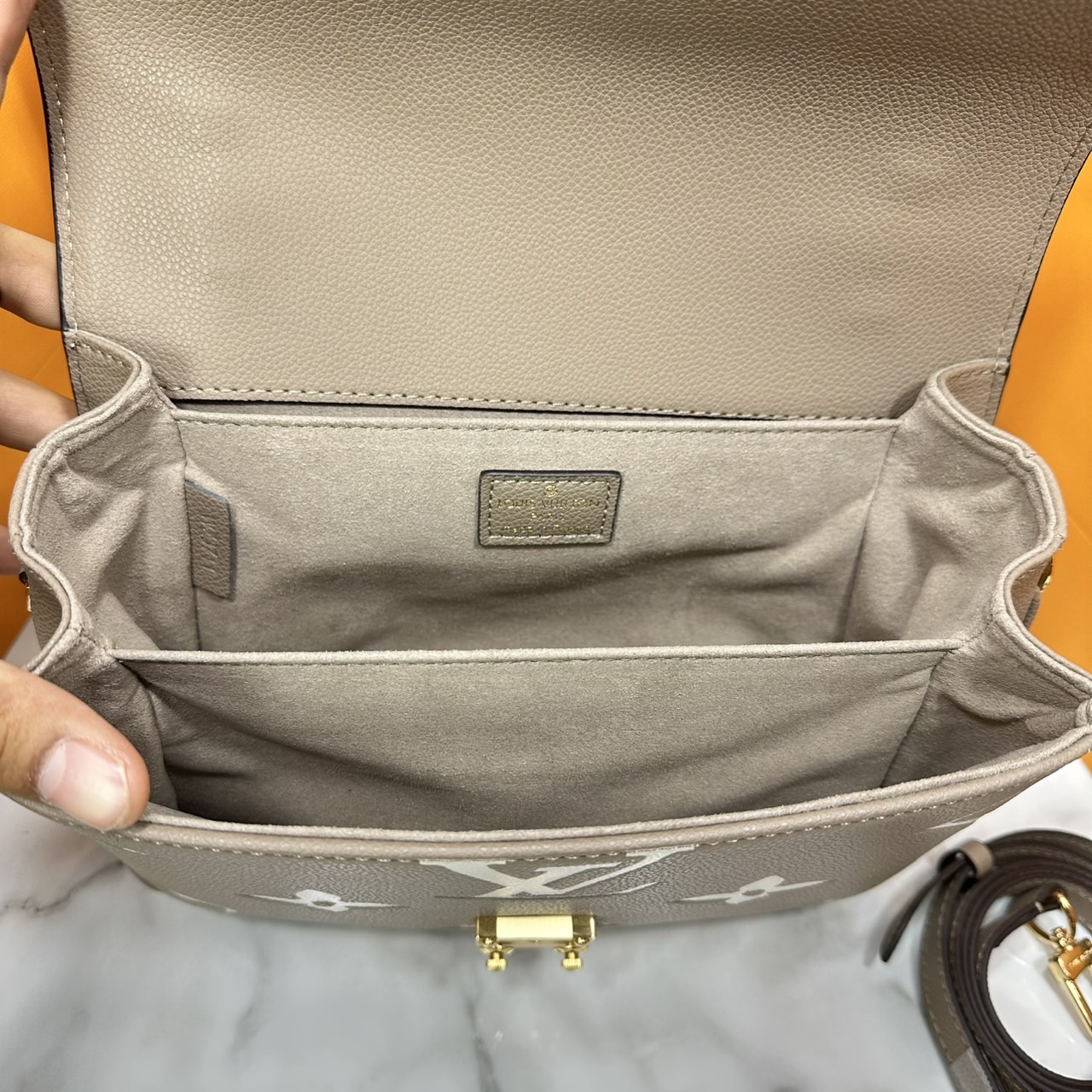 ORI หนังแท้ | LV Pochette Metis Monogram Empreinte leather กระเป๋าสะพาย อีกหนึ่งผลงานเด่นประจำฤดูกาล Spring 2021