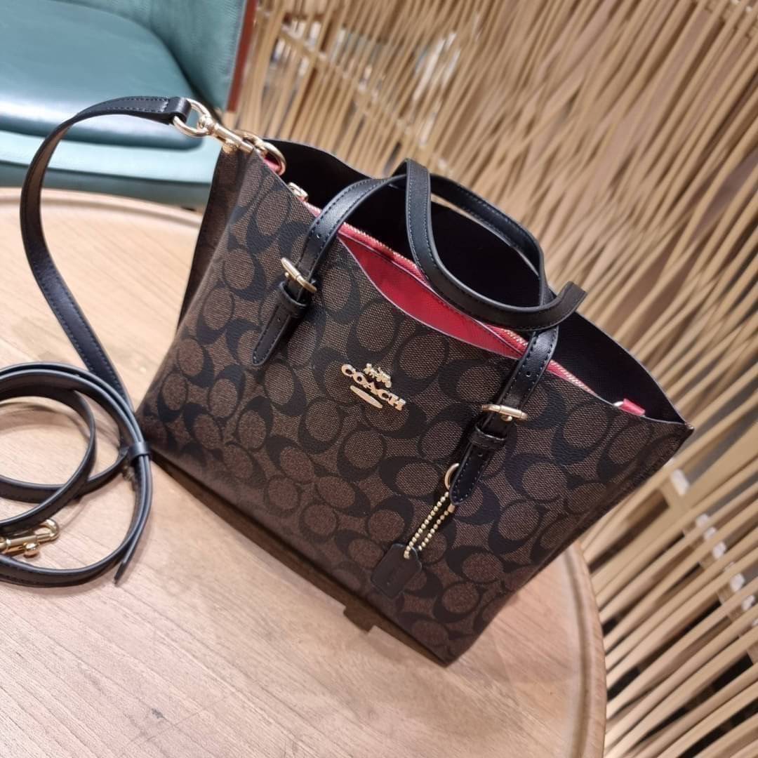 OUTTLET 】COACH MOLLIE TOTE 25 (C4250 C4084) น้องคนสวยอีกหนึ่ง!! กระเป๋าโท้ทไซส์เล็กที่สาวๆหลงรัก ดีไซน์คลาสสิคเหมือนเดิม เพิ่มเติมคือสะดวกขึ้นเยอะ!! ย่อส่วนมาจากใบใหญ่เป๊ะๆ น่ารักน่าใช้มากๆ วัสดุหนัง crossgrain ทนทาน ใช้งานง่าย เรียบหรูดูดีม้าก!! ภายในโล่