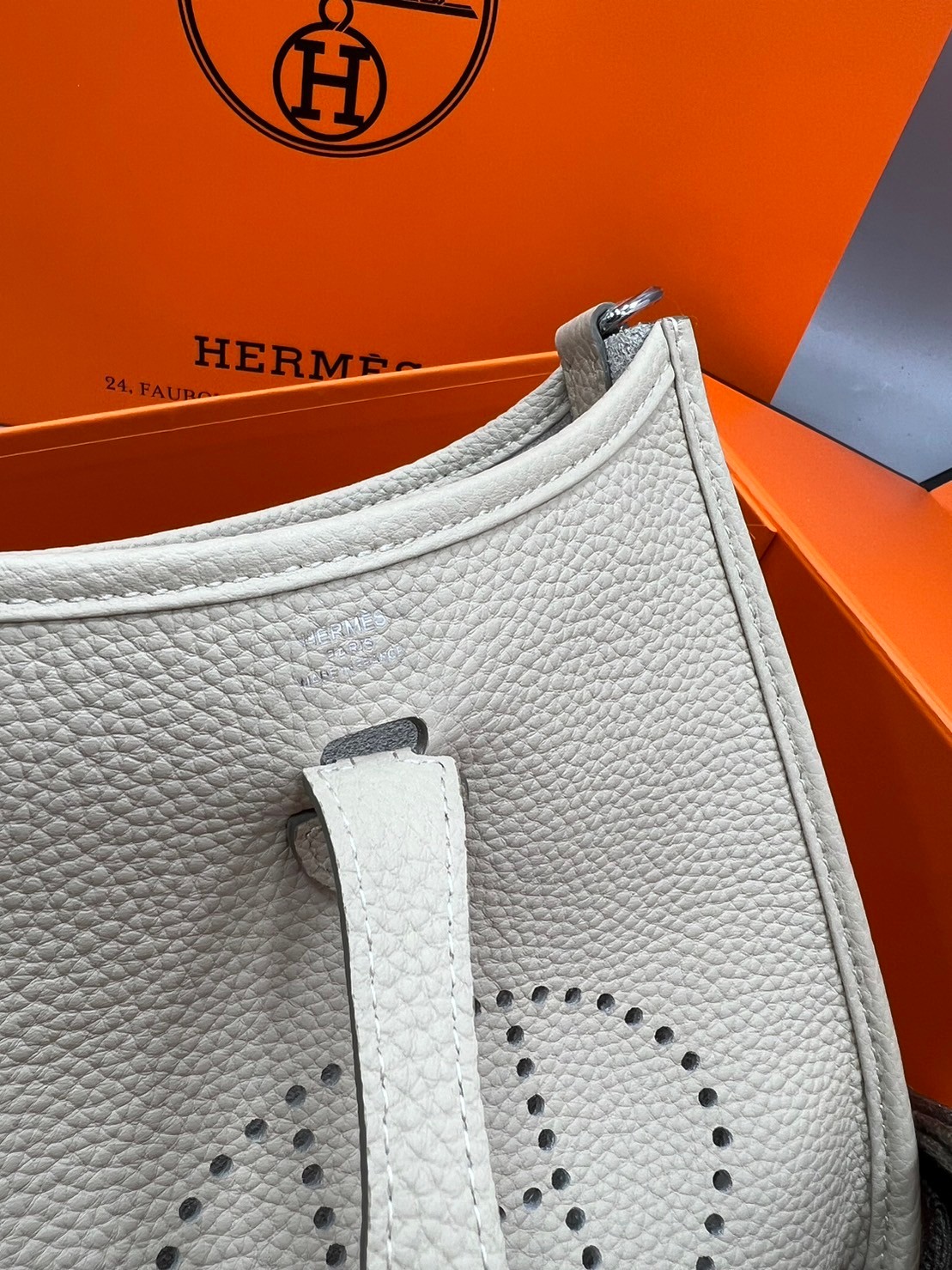 HERMES evelyne mini bag Luxury Bag กระเป๋าสะพายแบรนด์ดัง แบรนด์หรู คลาสสิกตลอดกาล ใช้ได้ทั้งชายหญิง ใบเดียวจบ สวยรวยปัง เกรดท็อปออริจินอล ภาพสินค้าถ่ายจากงานขายจริง ใช้งานต่างประเทศได้