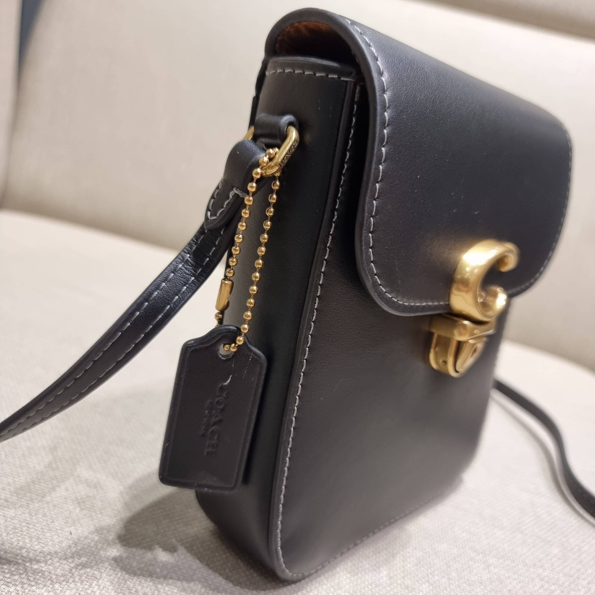 COACH CA057 TALL STUDIO CROSSBODY กระเป๋าสะพายข้างไซส์มินิ ดีไซน์ลูกคุณหนู น่ารักที่สุด!! น่าใช้ไม่อยากวาง!! ดีไซน์รูปทรงกำลังสวย ใช้งานสะดวกด้วยตัวกดเลื่อนล็อค วัสดุหนังแท้ สวยคม มาพร้อมสายสะพายข้างในตัว ใส่ของสำคัญแบบพกพาสะดวก ดีต่อใจจริงๆใบนี้ แนะนำไม่