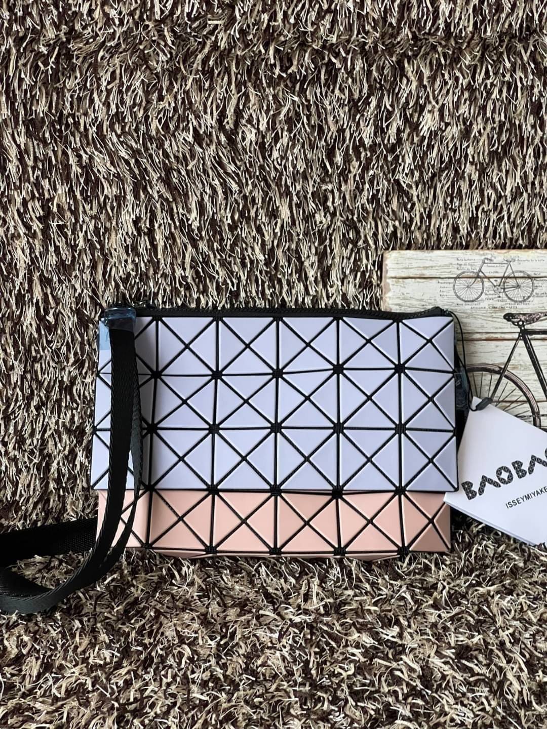 Baobao Issey Miyake Prism Kangaroo crossbody bag กระเป๋าสะพาย Crossbody รูปทรงสี่เหลี่ยมผืนผ้า ไซส์กำลังพอดี เห็นแบบนี้บอกเลยว่าใส่ของสำคัญได้แบบครบถ้วน ไม่ว่าจะเป็นโทรศัพท์ กระเป๋าตังค์ หรือพาวเวอร์แบงค์ จัดเป็นอีกหนึ่งรุ่นที่น่ารัก สายสะพายปรับได้ตามควา
