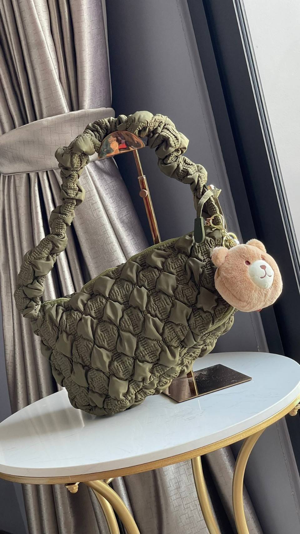 Cozy Shoulder Bag / Carlyn Bag 2022 สายแฟชั่นเกาหลีห้ามพลาด‼️ เป็นกระเป๋าที่กำลังได้รับความนิยมอย่างมากในเวลานี้ ถูกออกแบบมาให้มีลักษณะนุ่มนิ่มไม่ต่างจากพัฟเฟิลโค้ตหรือผ้านวม เลือกหยิบมาใช้ แมตช์เข้ากับคอสตูมได้ในแต่ละวัน