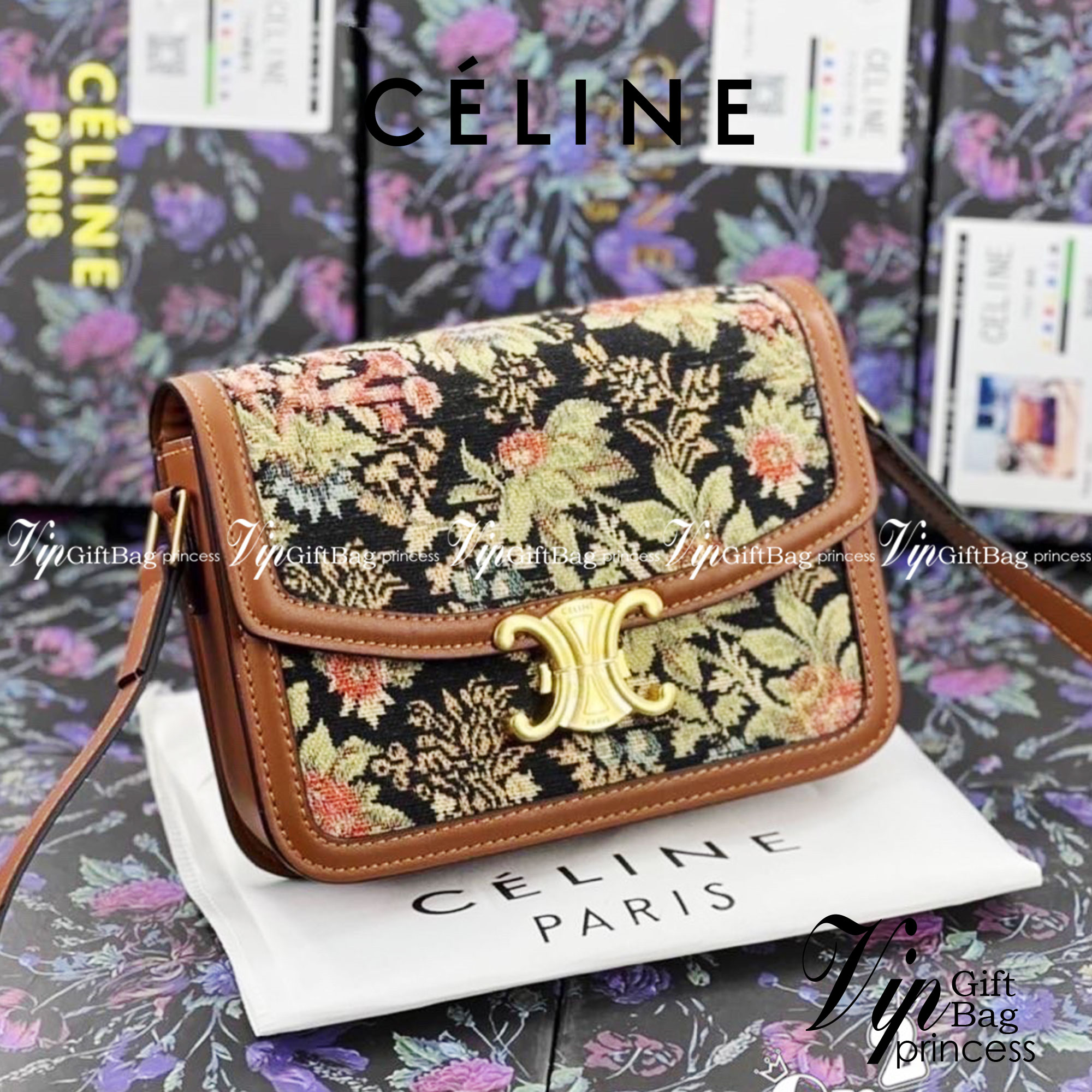 CELINE TRIOMPHE CROSSBODY BAG วัสดุ TRIOMPHE CANVAS & LEATHER ทรงเหลี่ยมหนังสวยหรูอยู่ทรงเปิดปิดด้วยฝาปิดโลโก้แบรนด์อะไหล่ทอง งานปั้มทุกจุดคอมพลีทได้ทุกลุค จะ Formal แบบทางการ หรือจะ Everyday look แฮงค์เอาท์กับเพื่อนสาวได้สบายชิวๆ ไม่มีไม่ได้แล้ว ช๊อปด่วน