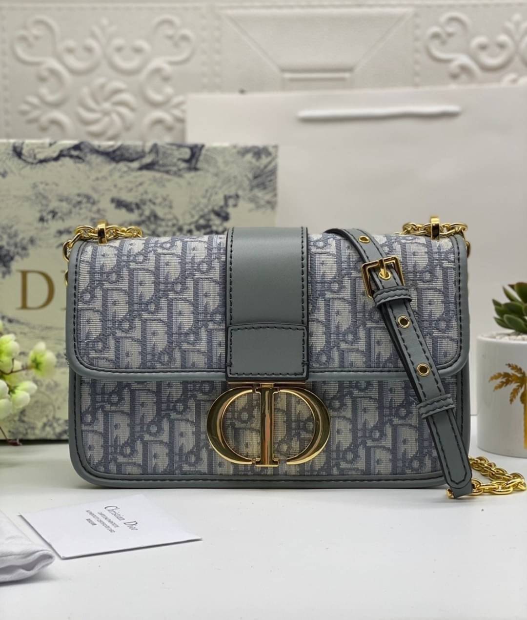 หนังแท้ CHRISTIAN DIOR 30 MONTAIGNE BAG Oblique Jacquard เอกลักษณ์ของความหรู น้ำหนักเบา ไอเท็มหายาก!! Best seller!! ยกให้น้องเลย!! ดีไซน์เรียบหรูในความเป็นเอกลักษณ์ ใช้งานง่าย สะดวก ได้ทุกโอกาส แนะนำเป็น everyday bag ติดตัวไว้เลยจ้าสาวๆ พร้อมส่งที่ไทย ภาพ