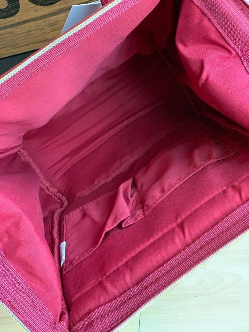 Anello polyurethane leather rucksack รุ่น Mini และ Classic กระเป๋าเป้จากแบรนด์เล็กๆมาสู่แบรนด์ดังทั้งในไทยและญี่ปุ่น วัสดุหนังpuแต่งลายหินอ่อนหนังนิ่ม กันน้ำได้ ภายในมีช่องเล็ก2ช่อง เปิดปิดด้วยซิปคู่ ปากกระเป๋าเป็นโครงสะดวกต่อการหยิบจับของภายใน ด้านข้างมี