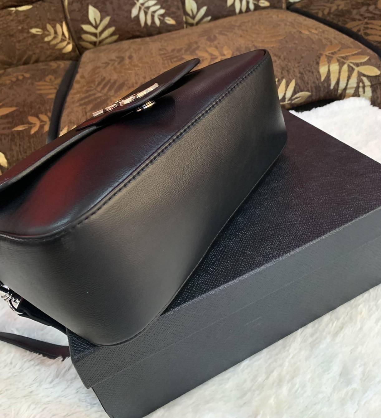 VIP 】YVES SAINT LAURENT YSL BAG VIP GIFT WITH PURCHASE (GWP) พรีเมี่ยมกิ้ฟ Limited Edition จาก YSL DUTY FREE COUNTER วัสดุหนังแกะสังเคราะห์ **หนังเรียบ อะไหล่เงิน น้ำหนักเบามากๆ ค่ะ สะพายไม่ปวดไหล่ ดีไซน์กระเป๋าประดับโลโก้แบรนด์ที่ด้านหน้า มาพร้อมสายสะพาย