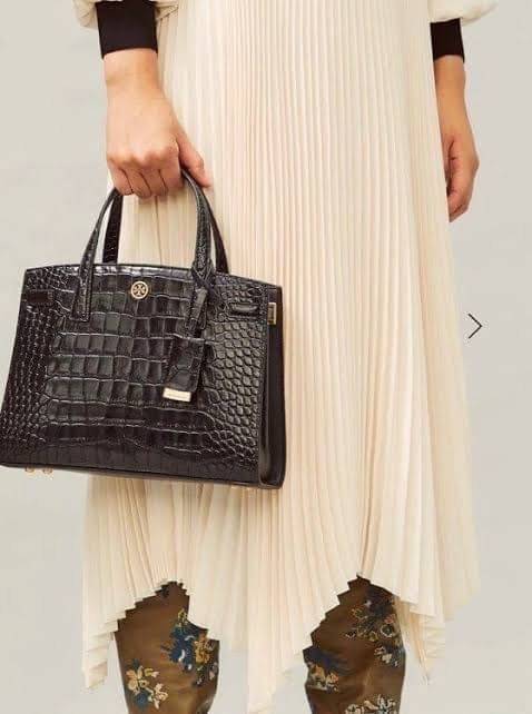 Tory Burch Walker Embossed Small Satchel Collection นี้เหมาะสำหรับผู้หญิงที่มีความสุขุมและเป็นผู้ใหญ่ เพราะดีไซน์ของกระเป๋าหนังรุ่นนี้ได้ผลิตออกมาโดยเน้นความเรียบง่าย เป็นทางการและดูแพง