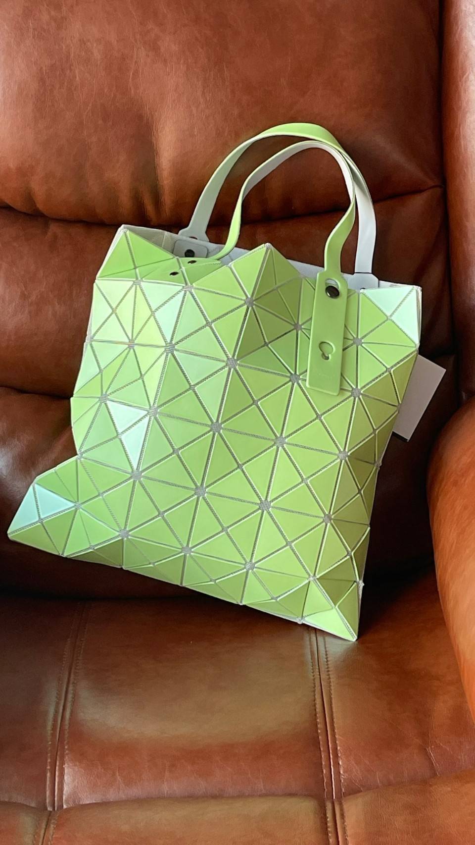 ORIGINAL 🌸 BAO BAO ISSEY MIYAKE LUCENT 6X6 matte tote bag เป็นซีรีส์ที่โดดเด่นด้วยโทนสีสว่าง โดดเด่นด้วยลักษณะต่างๆ เช่น ตาข่ายสว่างที่มองเห็นได้ผ่านช่องว่างระหว่างชิ้นสามเหลี่ยม