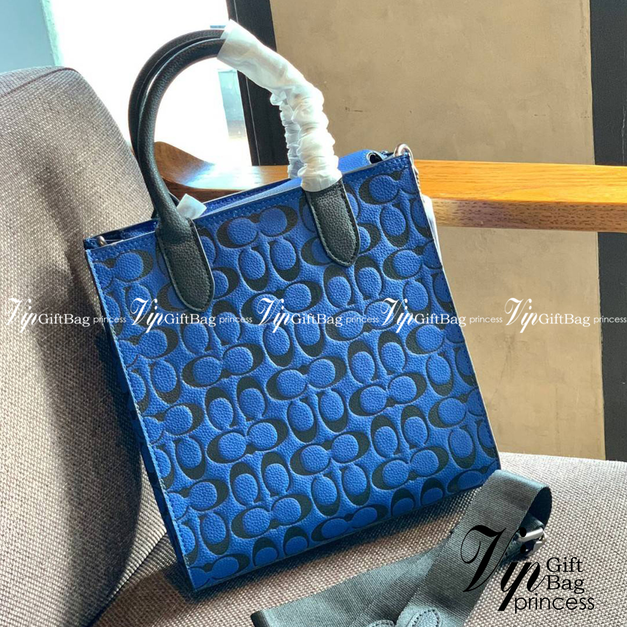 COACH COLORFUL GOTHAM TOTE SIGNATURE ((CA814)) รุ่นนี้ใช้ได้ทั้งผู้ชายและผู้หญิง ขนาดกลางๆกำลังสวยเลยค่ะ ใหม่ล่าสุด ก่อนใคร! กับกระเป๋าที่รังสรรค์สีออกมาได้สดใส เรียกได้ว่าจัดเต็มในเรื่องสีมีเดียวค่ะ หนังแท้ ลายหนังสวย บวกกับโลโก้แบรนด์ทั้งใบที่ลงลายสีได้