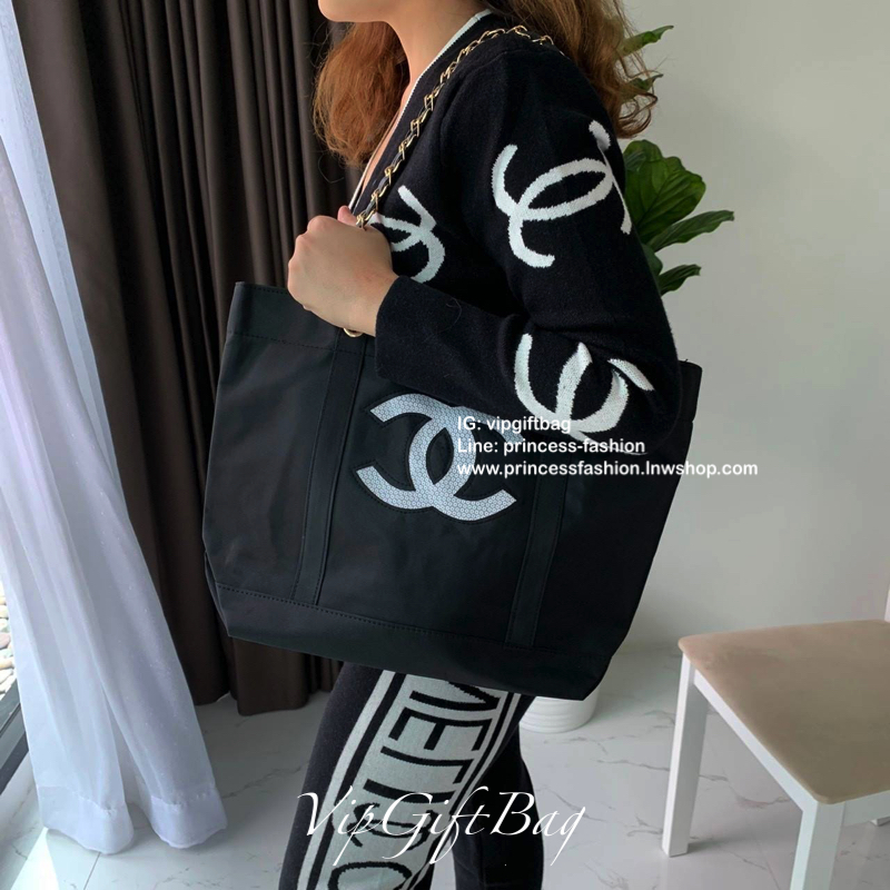 Chanel Satin Tote With Chain ♡♡ กระเป๋าสะพายทรง Shopping Bag งาน VIP GIFT ของแท้ 100% นำเข้าจาก Chanel Perfume Counter ใบใหญ่วัสดุ SATIN **อะไหล่ทอง ประดับคริสตัลสีดำโลโก้ CC สุดคลาสสิคหน้าหลัง ซับใน Polyester 100% เปิดปิดด้วยกระดุมแม่เหล็ก 