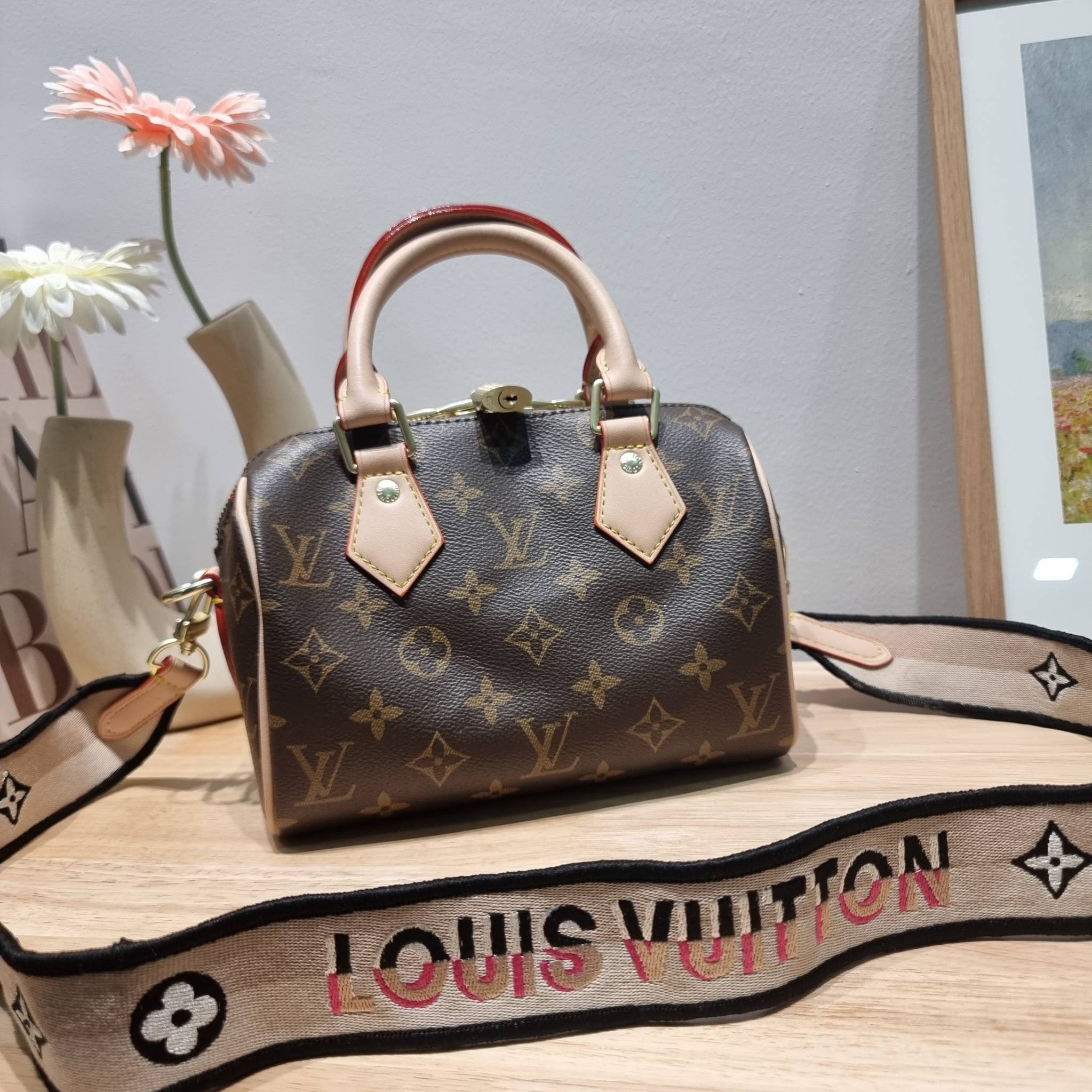 Set 3 ใบ LV Speedy Bandoulière 20 New in!! กับ box set ชวนสะสม ที่จับเอารุ่นยอดฮิต มามิกซ์รวมกับไอเท็มสุดคุ้มของมันต้องมี!! จัดเรียงให้อยู่ในกล่องสุดหรู ไม่ว่าจะตัวกระเป๋า กระเป๋าสตางค์ กระเป๋าจิ๋ว ใบไหนๆก็นำมาใช้งานได้จริง คุ้มค่ามากๆ แถมฟรี! ริบบิ้นลายล