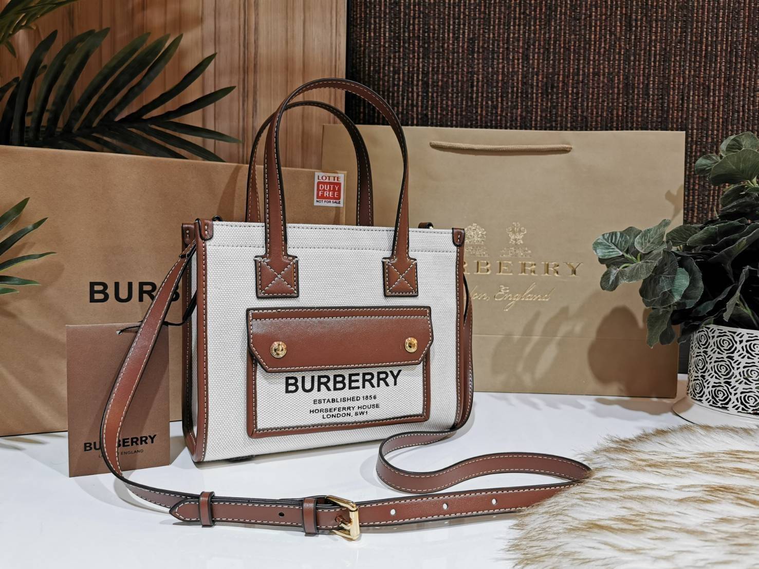 BURBERRY FRAGRANCES CROSSBODY BAG VIP GIFT WITH PURCHASE (GWP) พรีเมี่ยมกิ๊ฟ Limited Edition จาก BURBERRY PERFUME วัสดุ Canvas & Leather ทรงเหลี่ยม TwoTone ดีไซน์สวยอยู่ทรง ด้านหน้ามีช่องใส่ของ ภายในโล่งกว้าง สามารถใส่กระเป๋าสตางค์ยาว มือถือ ของใช้ได้เยอะ