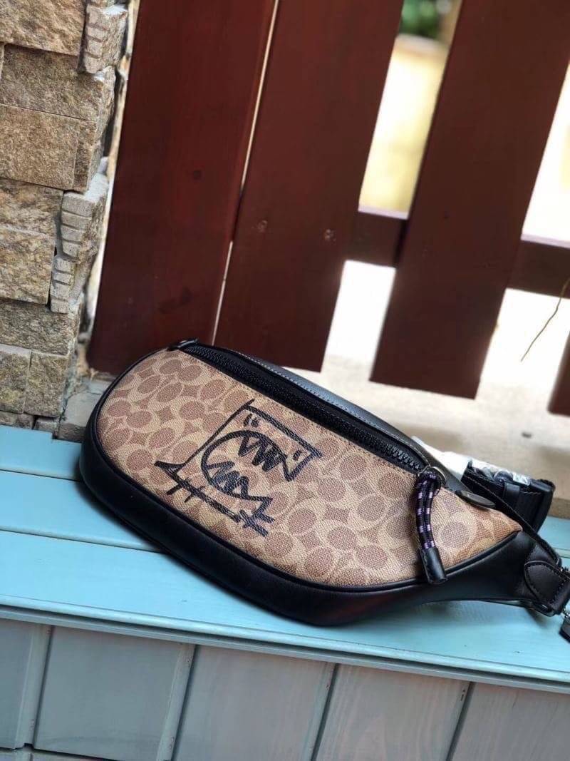 OUTTLET 】COACH Rivington Belt Bag In Signature Canvas With Rexy By Guang Yu (75761) กระเป๋าคาดอก หนังแท้เรียบ นิ่มสวย ด้านหน้าเด่นด้วยลายปริ้นท์เก๋เท่ มากๆค่ะ มีช่องซิปหลักให้2ช่องใส่ของได้จุเลยนะคะ สายคาดเลื่อนปรับแบบฟรีไซด์ค่ะ 📌ใบจริงสวย สะพายวั